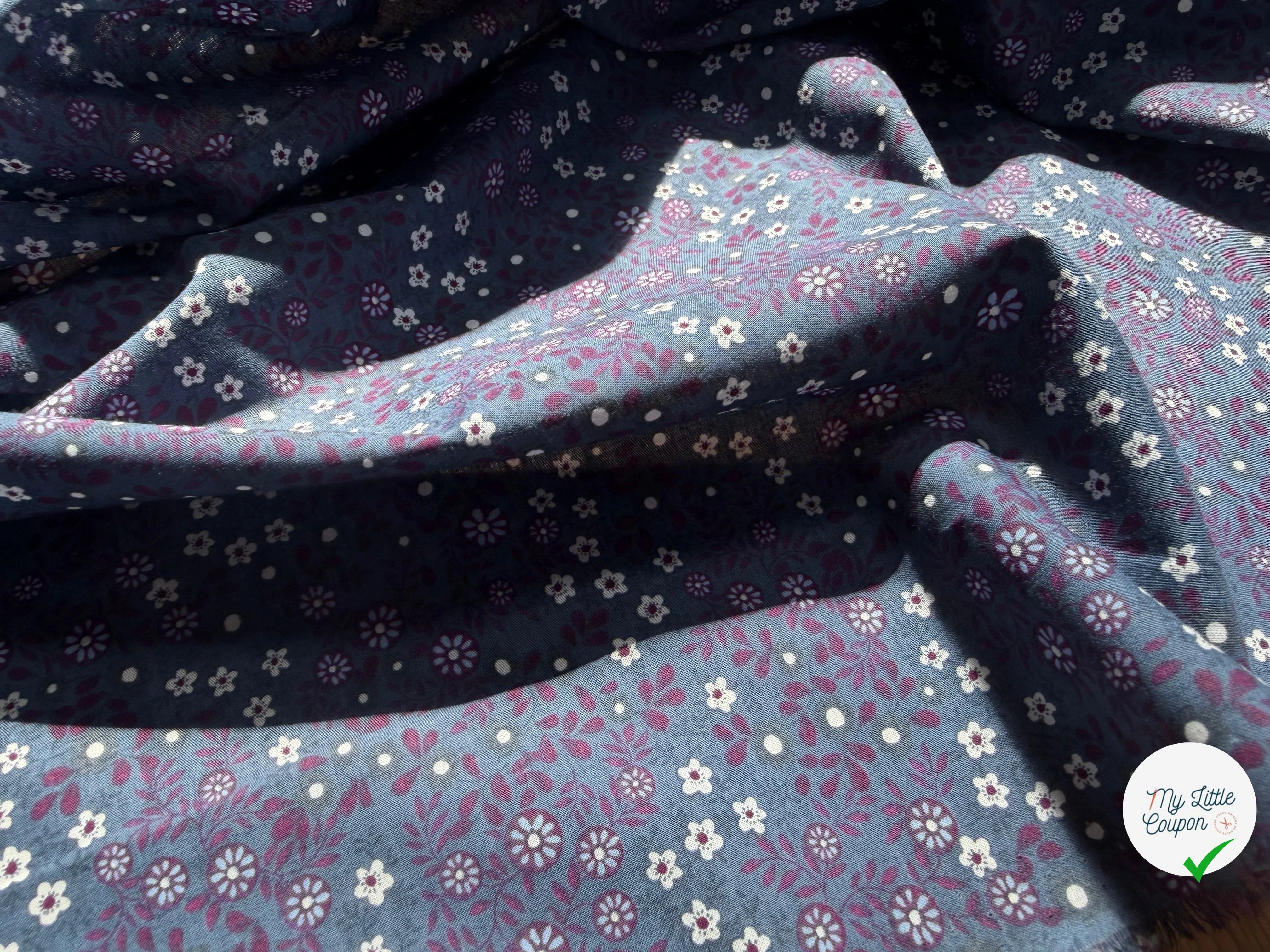 POPELINE DE COTON FOND BLEU GRIS FLEURS BORDEAUX - My Little Coupon