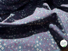 POPELINE DE COTON FOND BLEU GRIS FLEURS BORDEAUX - My Little Coupon