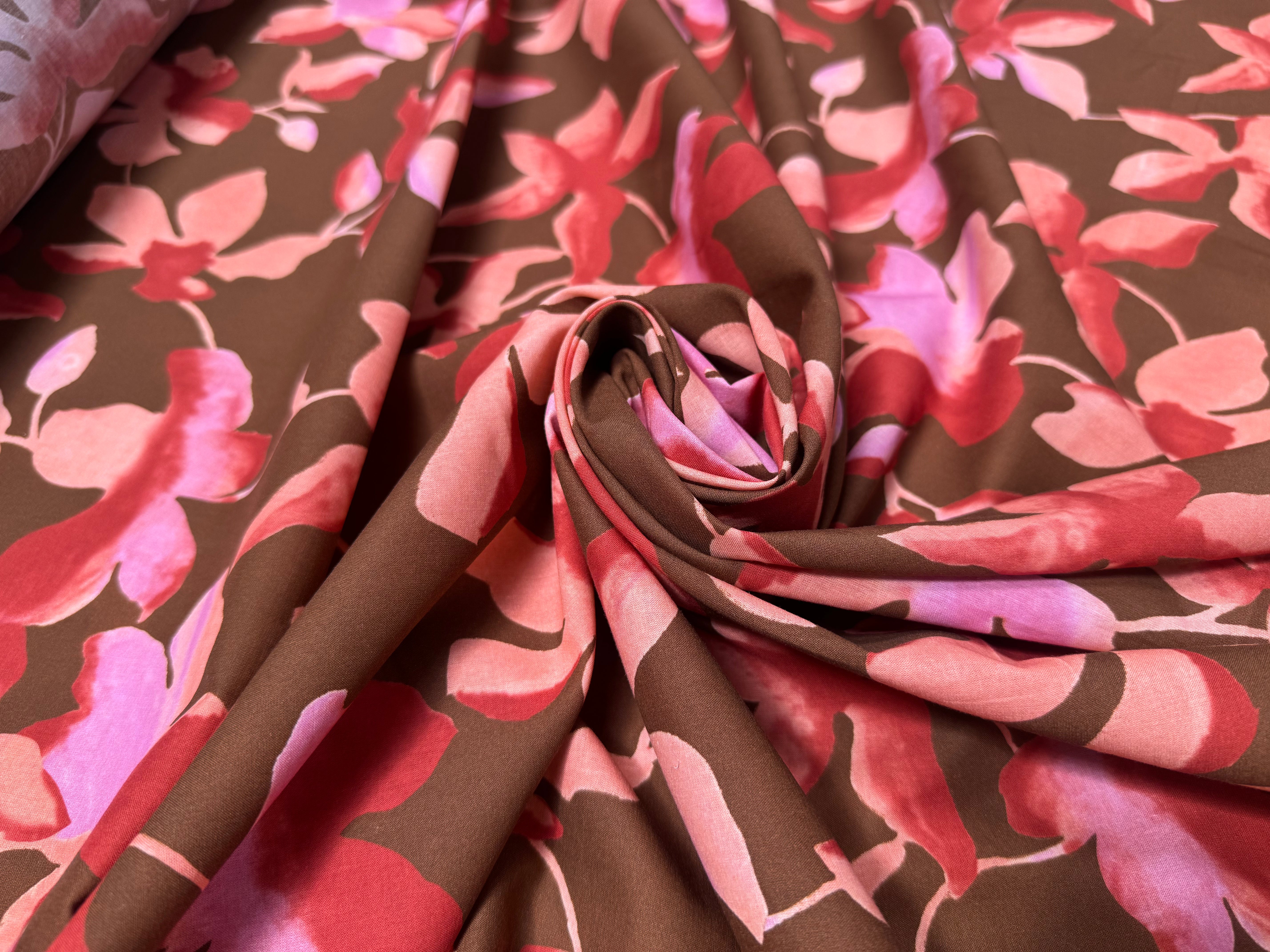 POPELINE DE COTON FOND MARRON FLEURS ROSE ET ROUGE - My Little Coupon