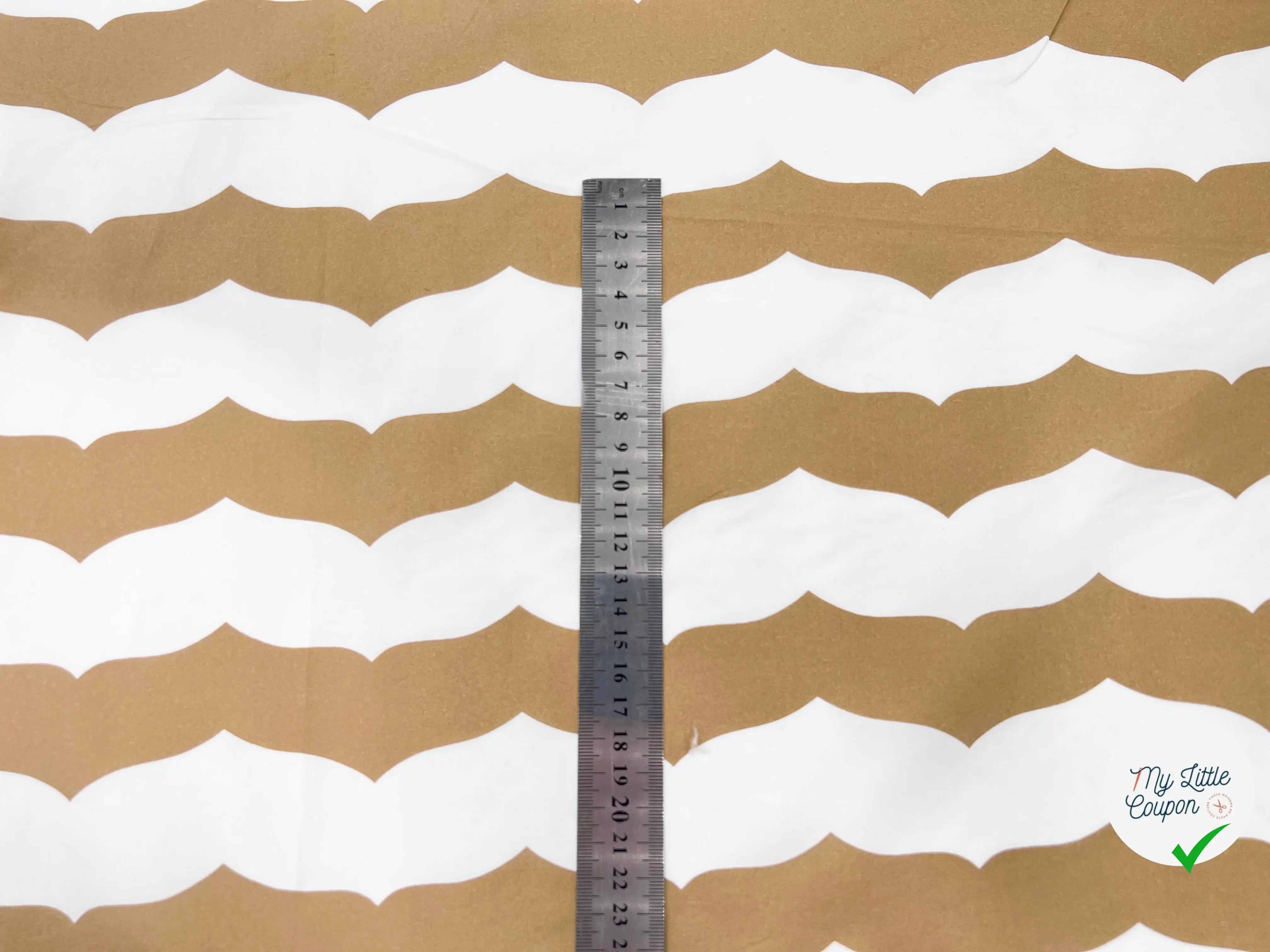 POPELINE DE COTON IMPRIMÉ VOL D'HIRONDELLE BEIGE ET BLANC - My Little Coupon