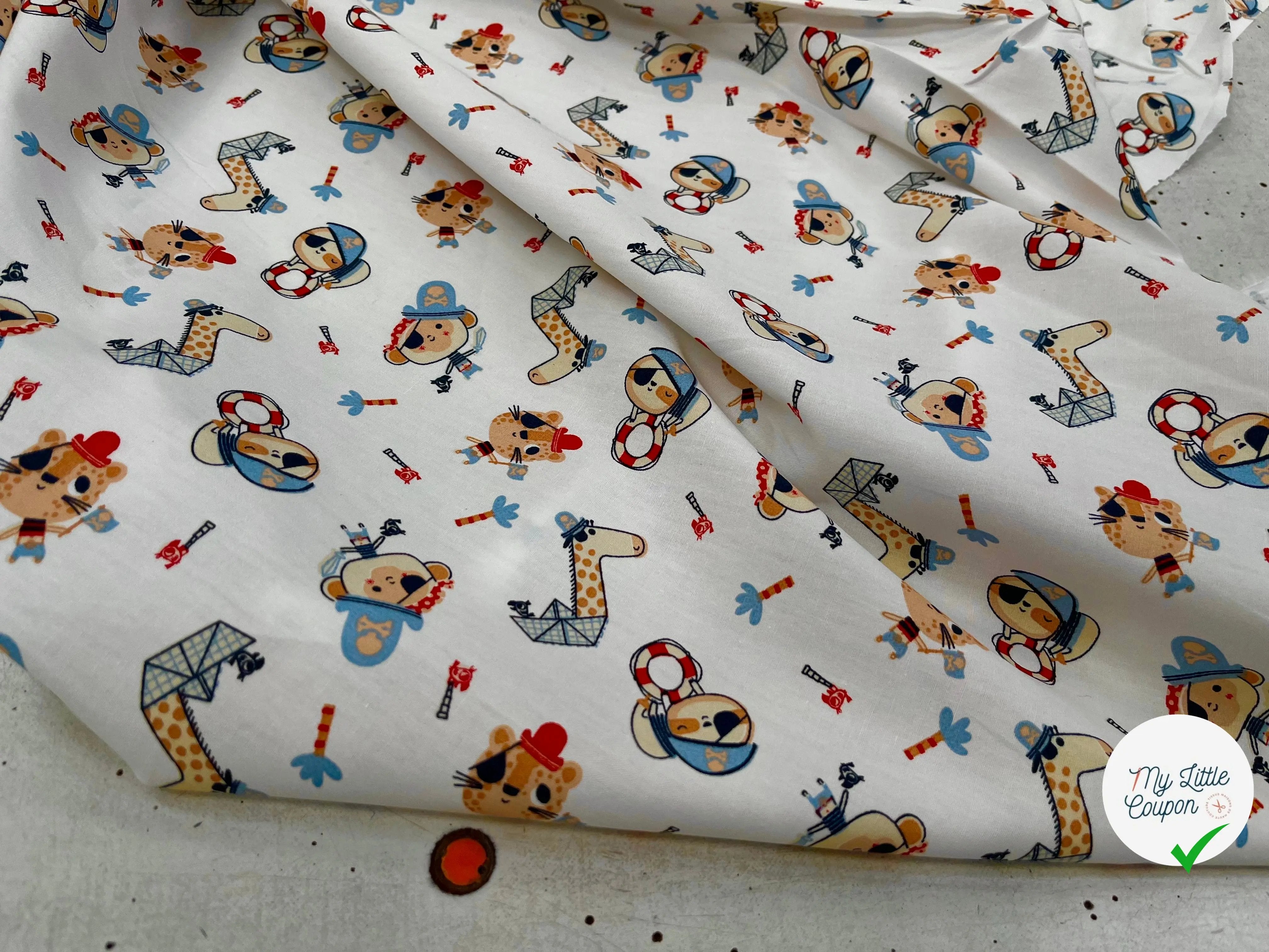 POPELINE DE COTON IMPRIMÉE LITTLE ONES PIRATES KID ECRU - My Little Coupon