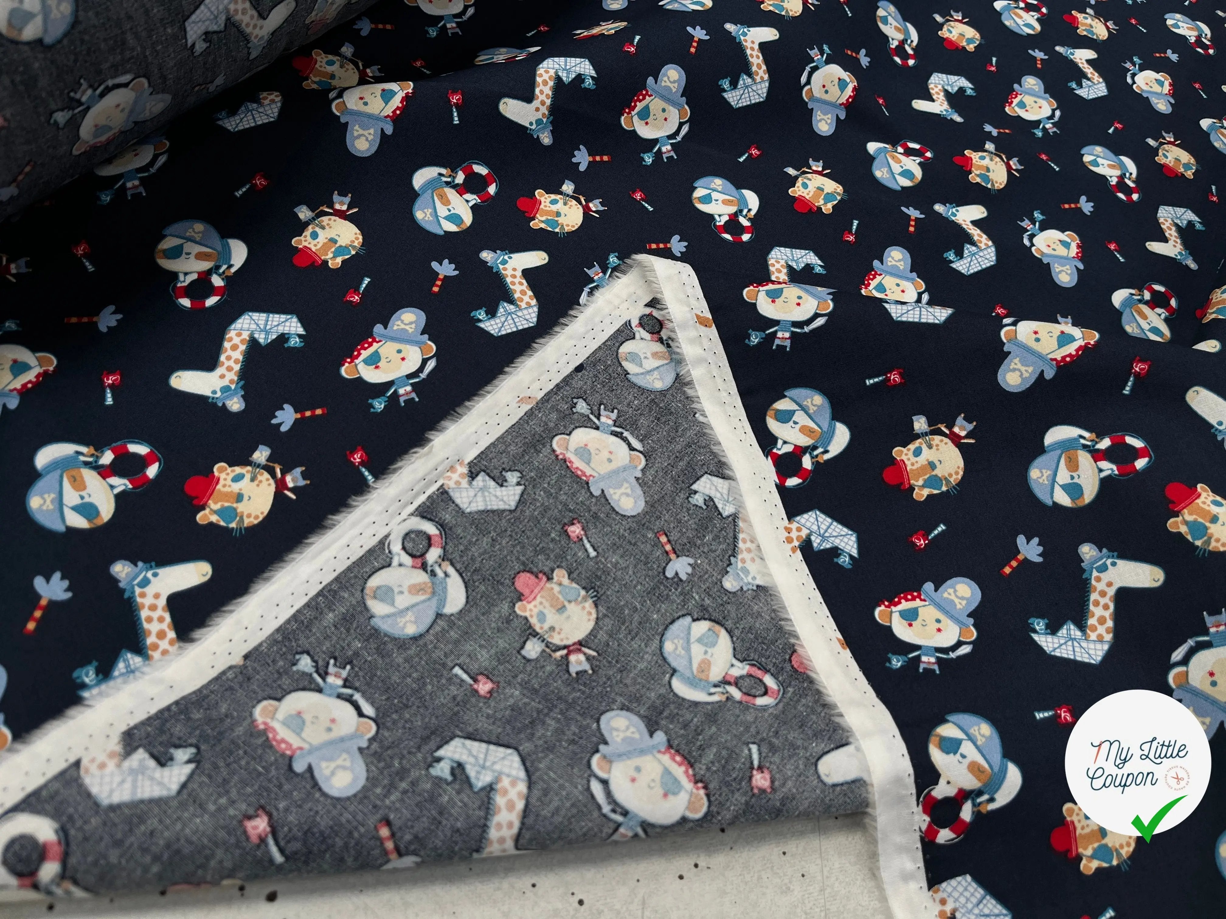 POPELINE DE COTON IMPRIMÉE LITTLE ONES PIRATES KID MARINE - My Little Coupon