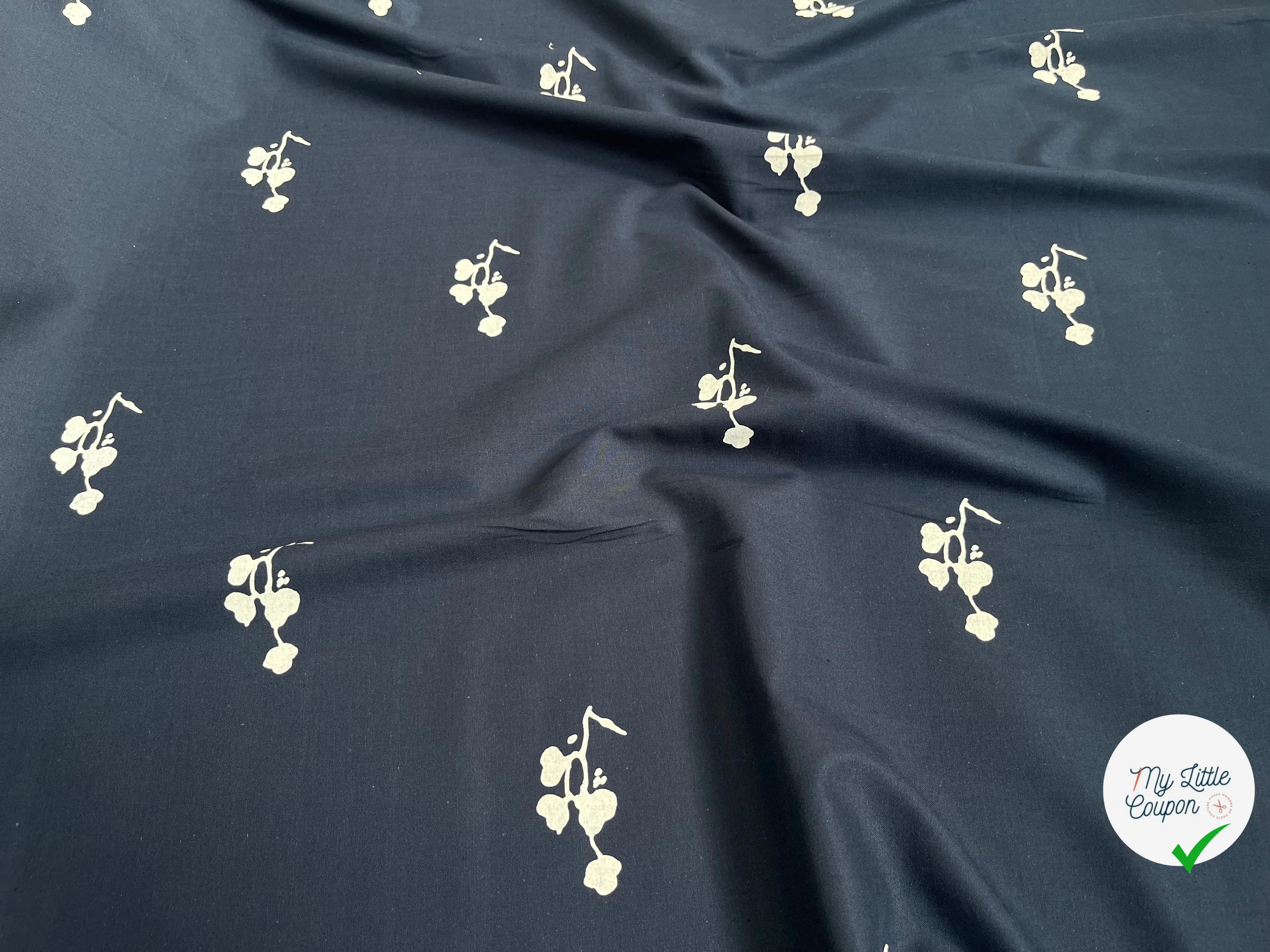 POPELINE DE COTON MARINE IMPRIMÉE ROSACES - My Little Coupon