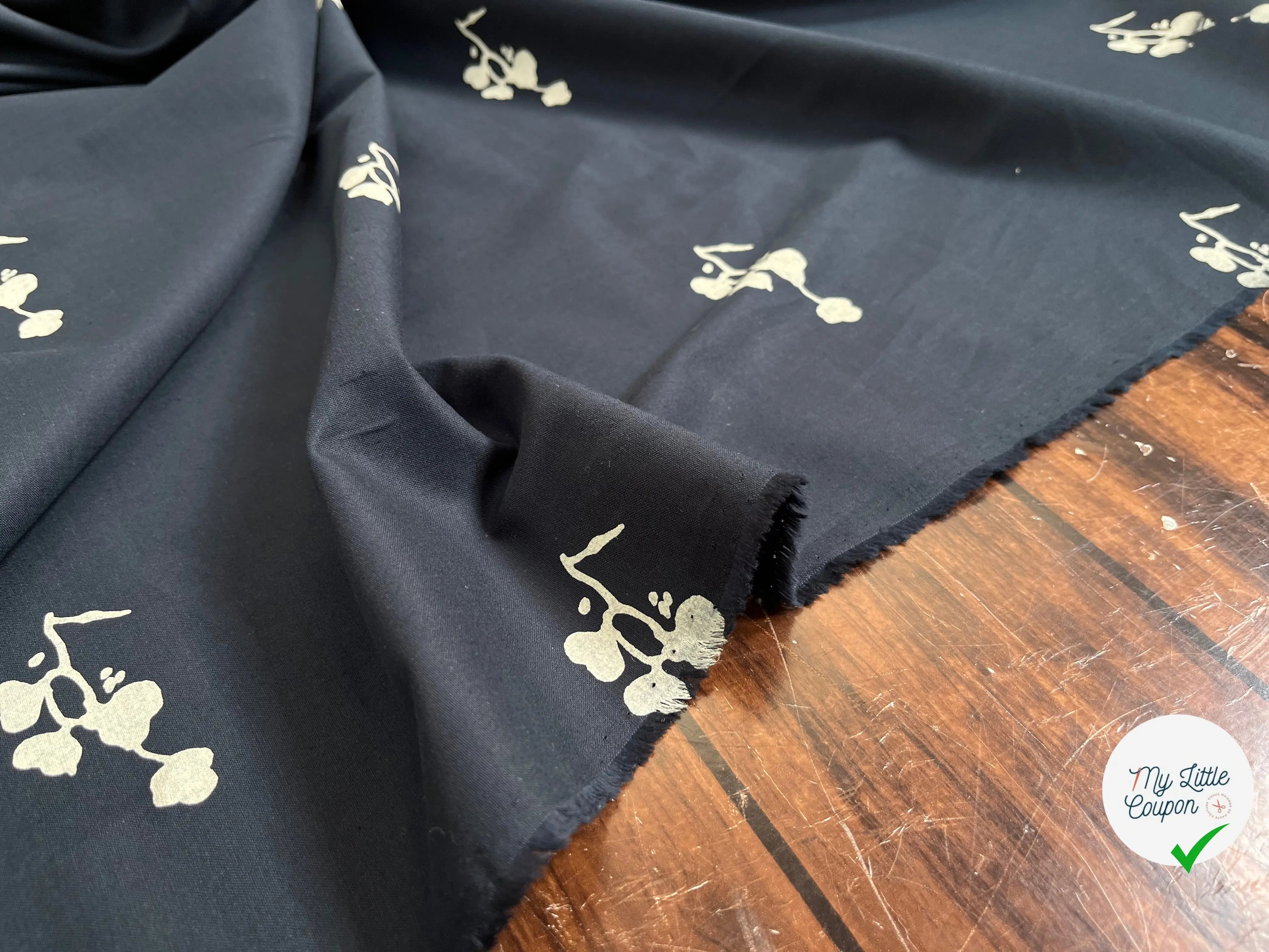 POPELINE DE COTON MARINE IMPRIMÉE ROSACES - My Little Coupon