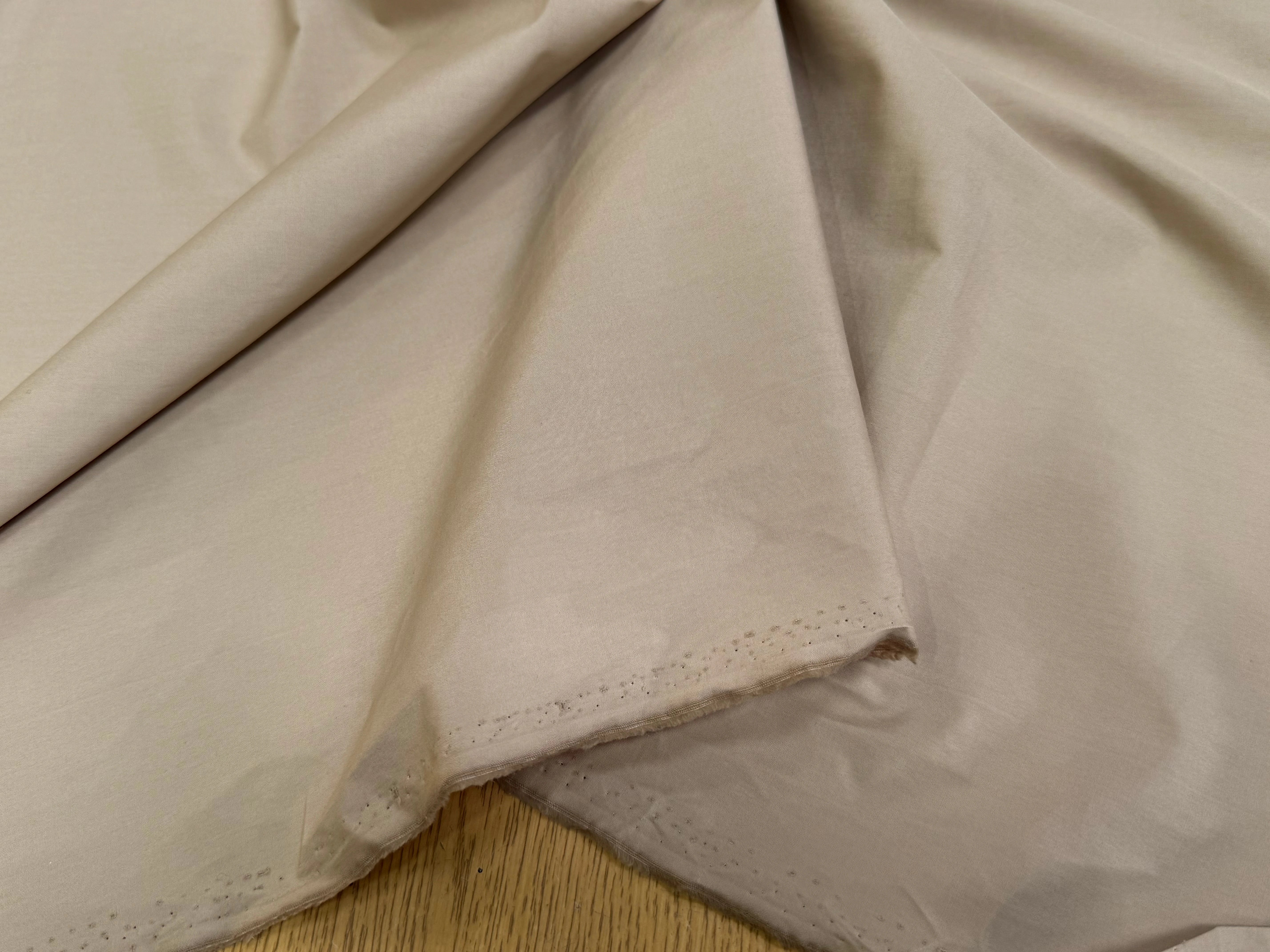 POPELINE DE COTON QUALITÉ COUTURE BEIGE TAUPE CRAQUANTE - My Little Coupon