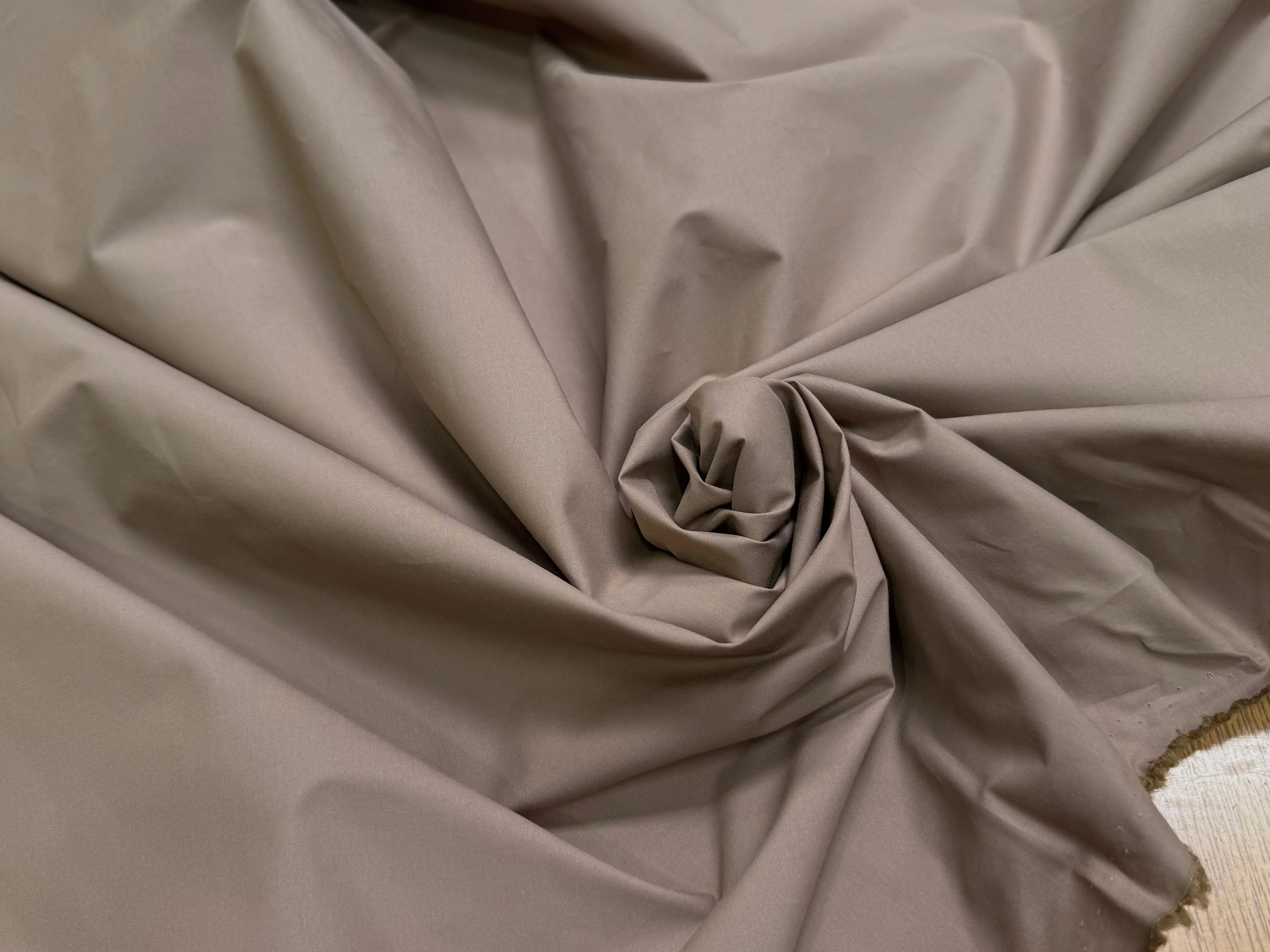 POPELINE DE COTON STRETCH TAUPE EFFET CRAQUANT - My Little Coupon