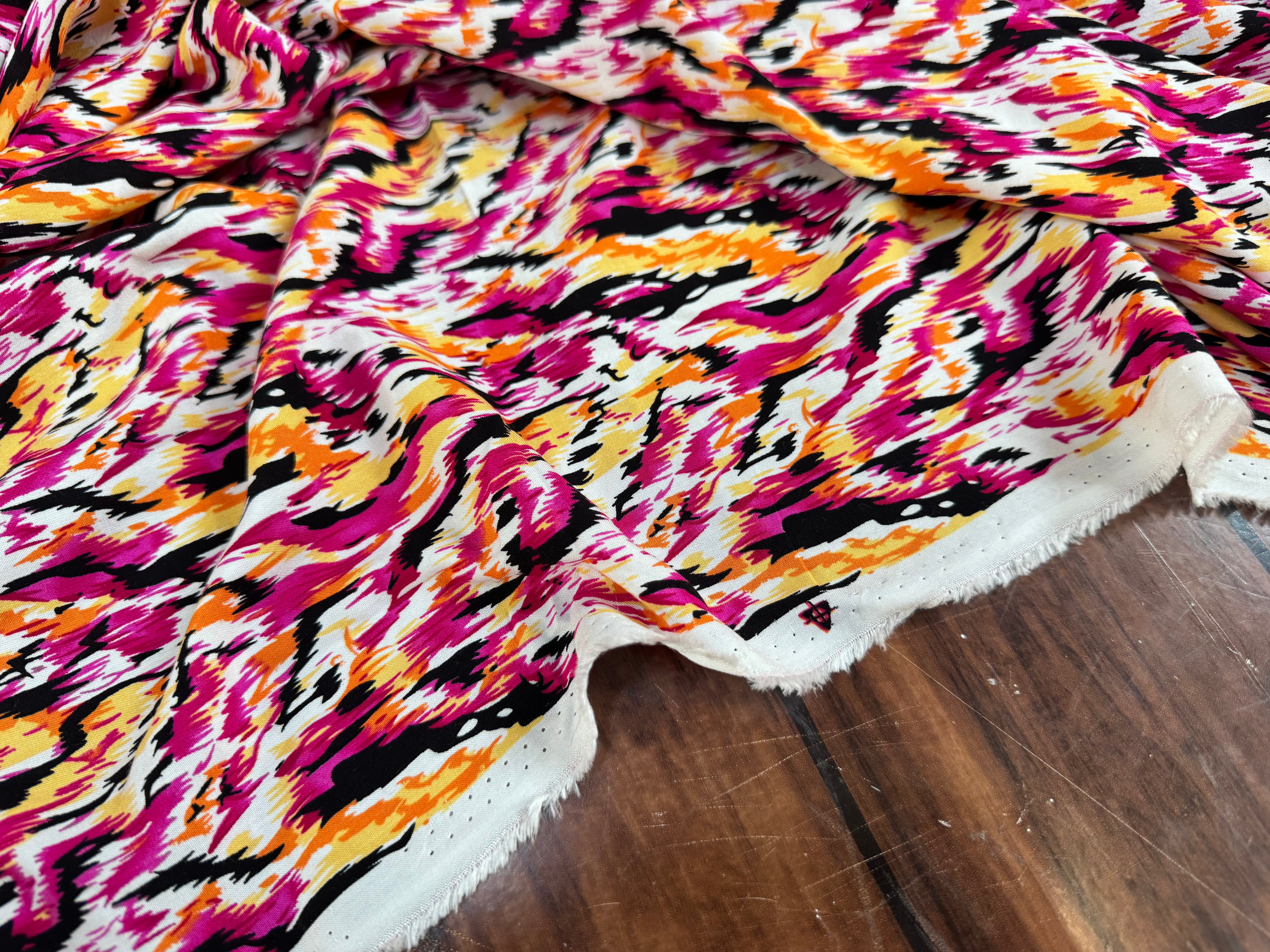 POPELINE DE VISCOSE TISSU IMPRIMÉ ABSTRAIT FUCHSIA - My Little Coupon