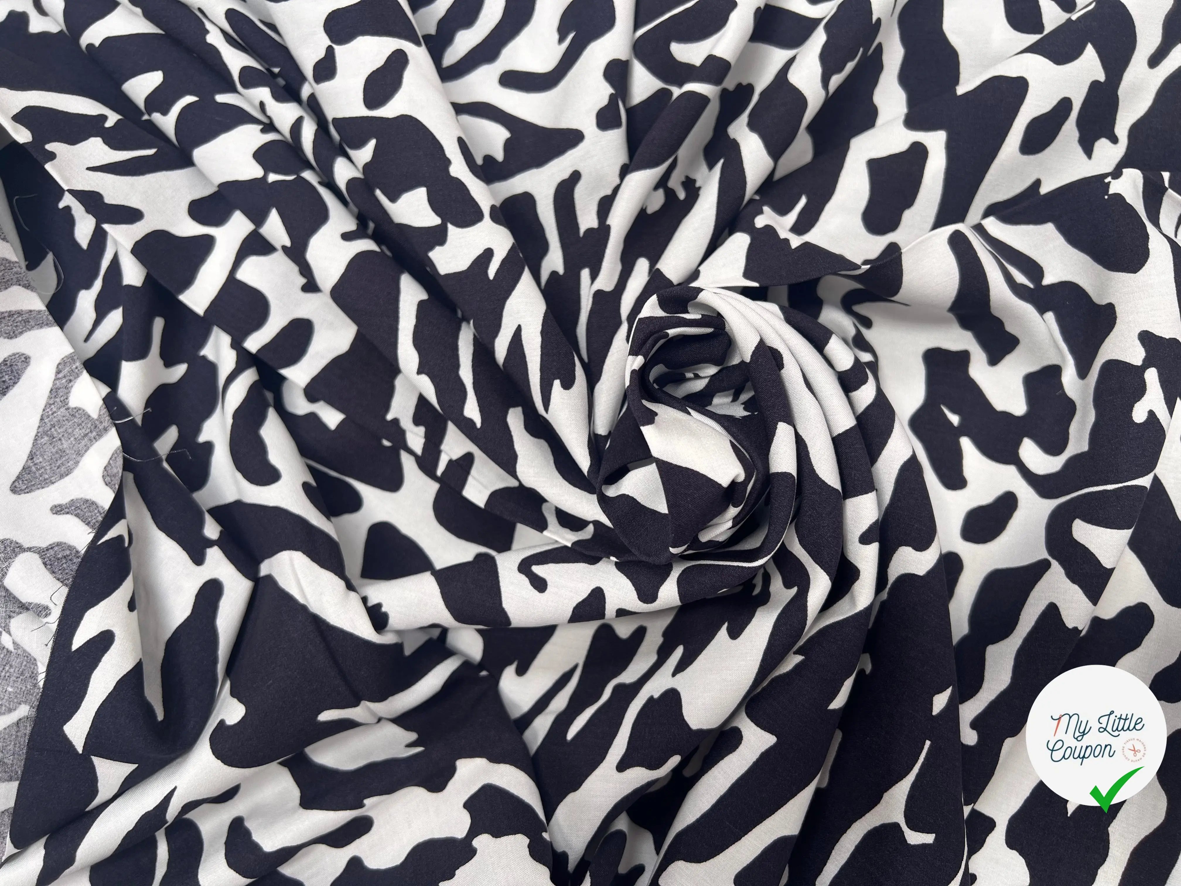 POPELINE DE VISCOSE TISSU IMPRIMÉ CAMOUFLAGE BLEU MARINE - My Little Coupon