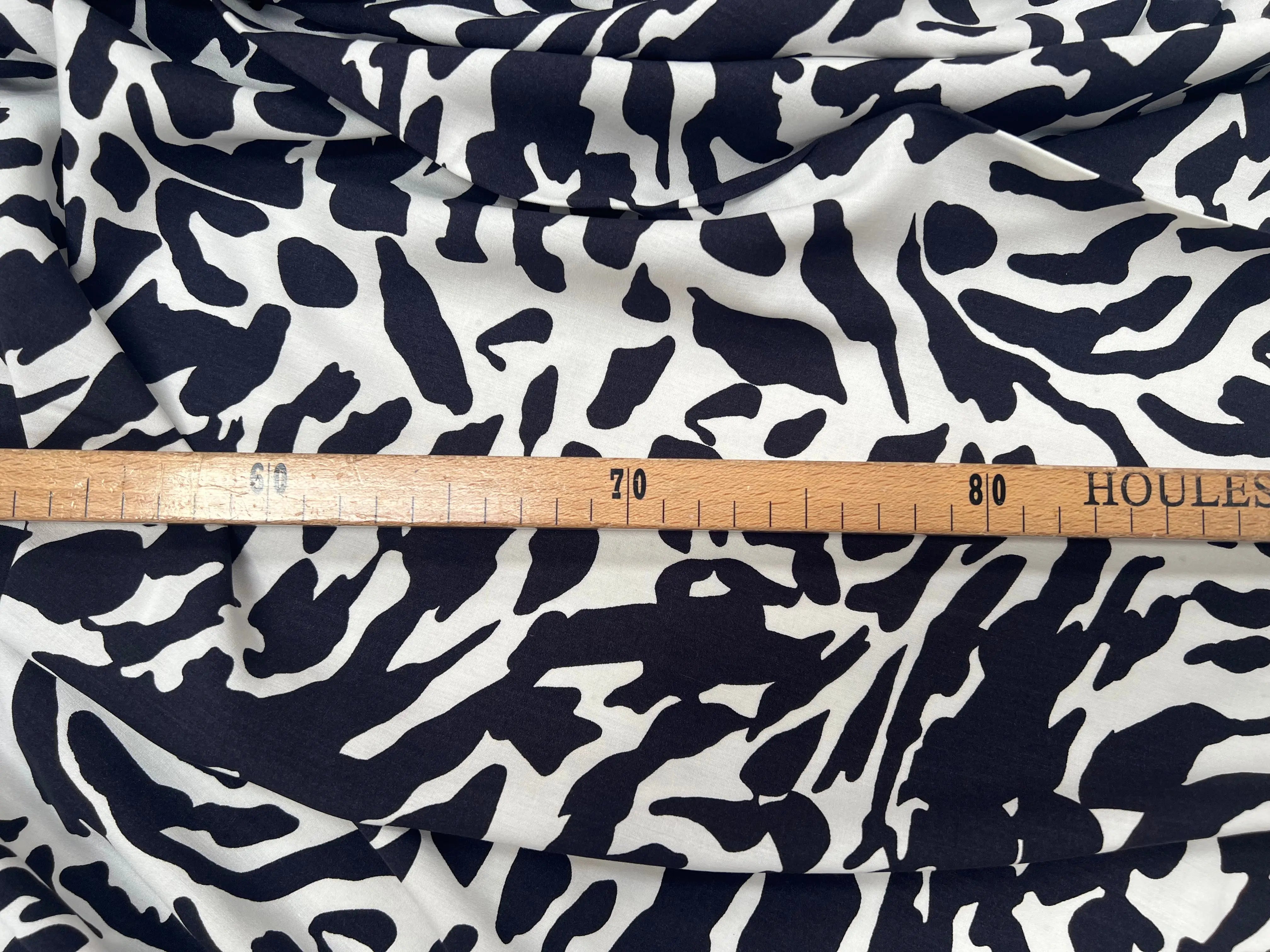 POPELINE DE VISCOSE TISSU IMPRIMÉ CAMOUFLAGE BLEU MARINE - My Little Coupon