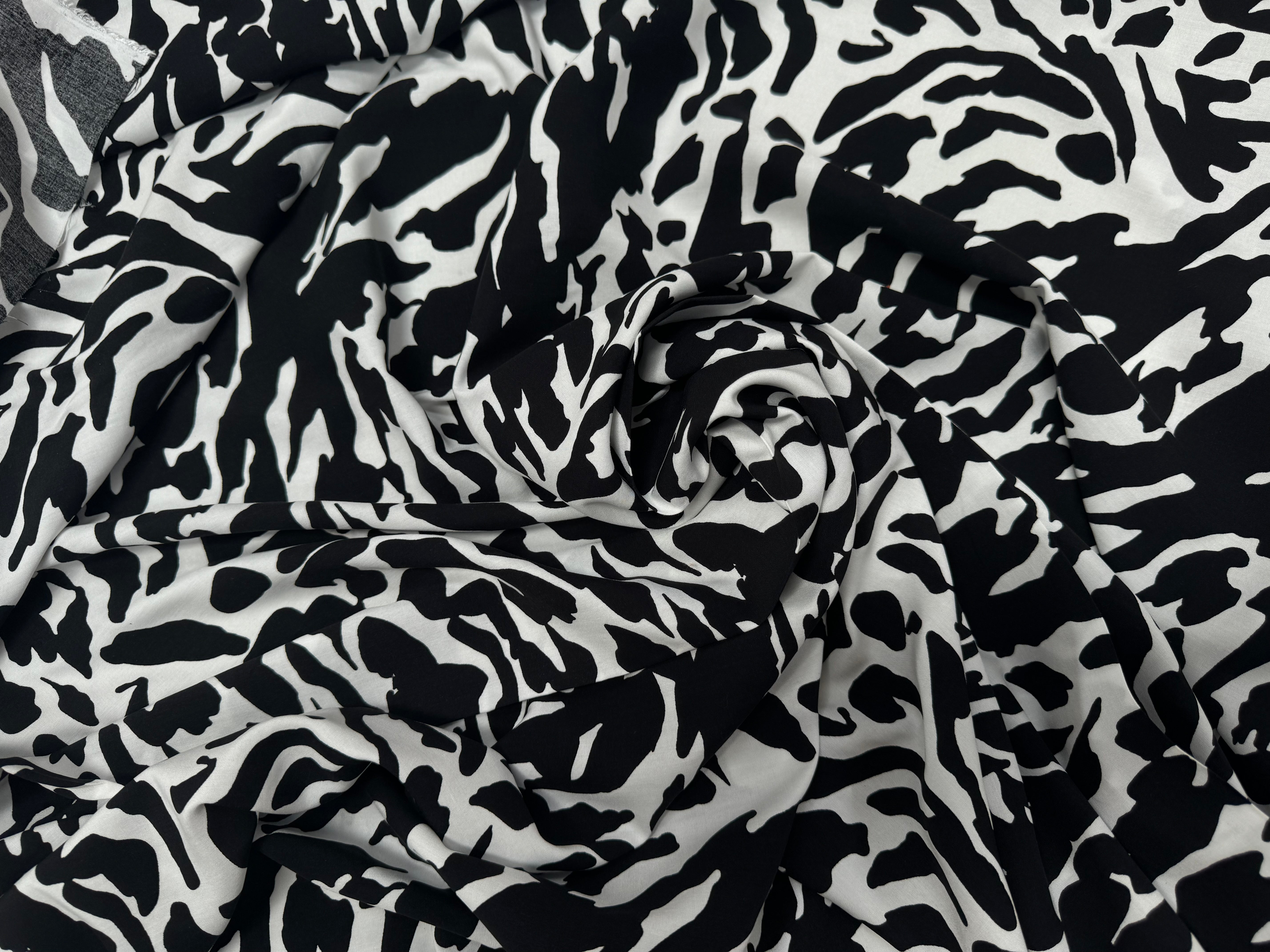 POPELINE DE VISCOSE TISSU IMPRIMÉ CAMOUFLAGE NOIR - My Little Coupon
