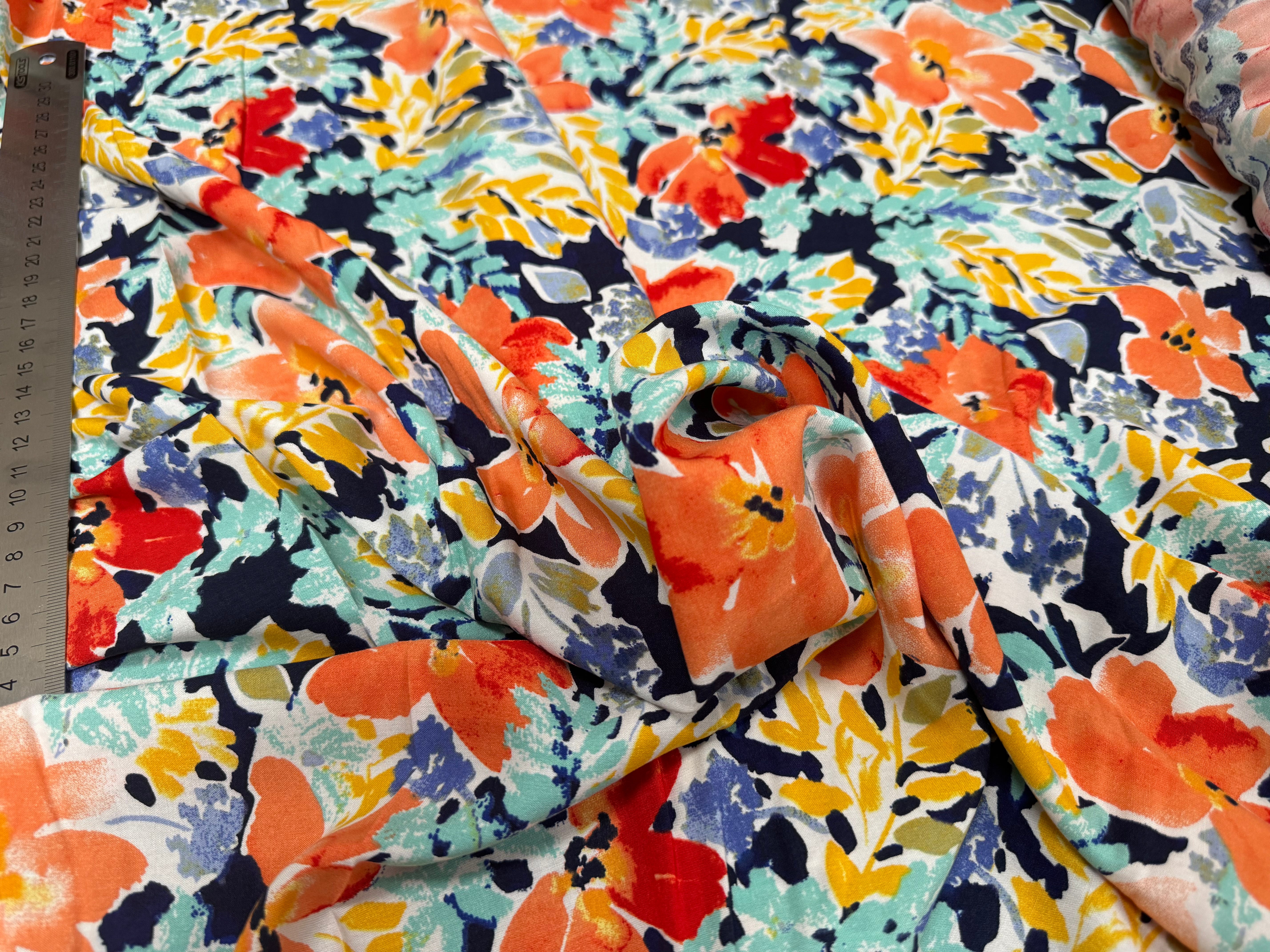 POPELINE DE VISCOSE TISSU IMPRIMÉ FLEURS BLEU MARINE - My Little Coupon