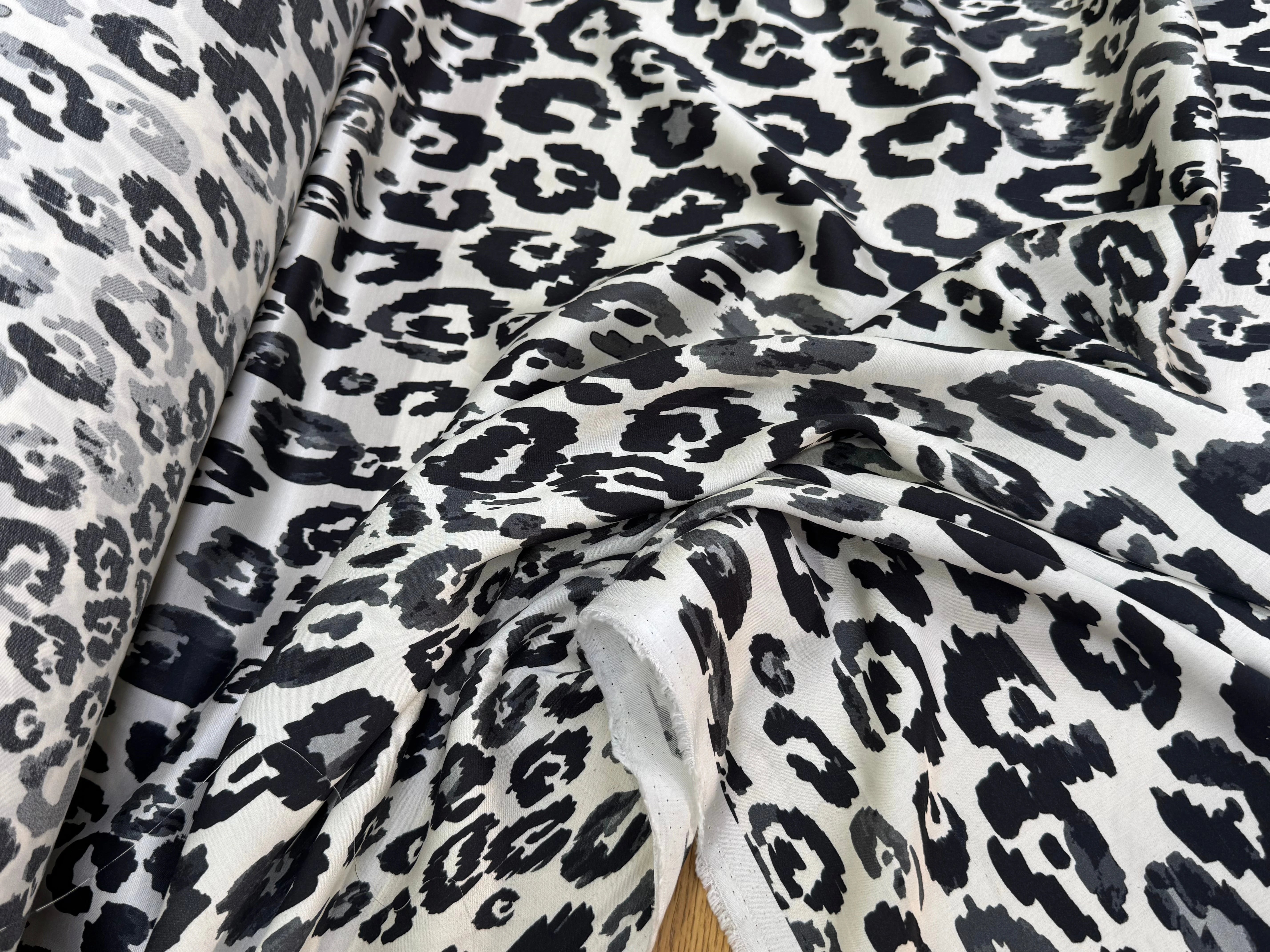 SATIN 100% VISCOSE SUPER FLUIDE ET DOUCE FOND ÉCRU LÉOPARD NOIR - My Little Coupon
