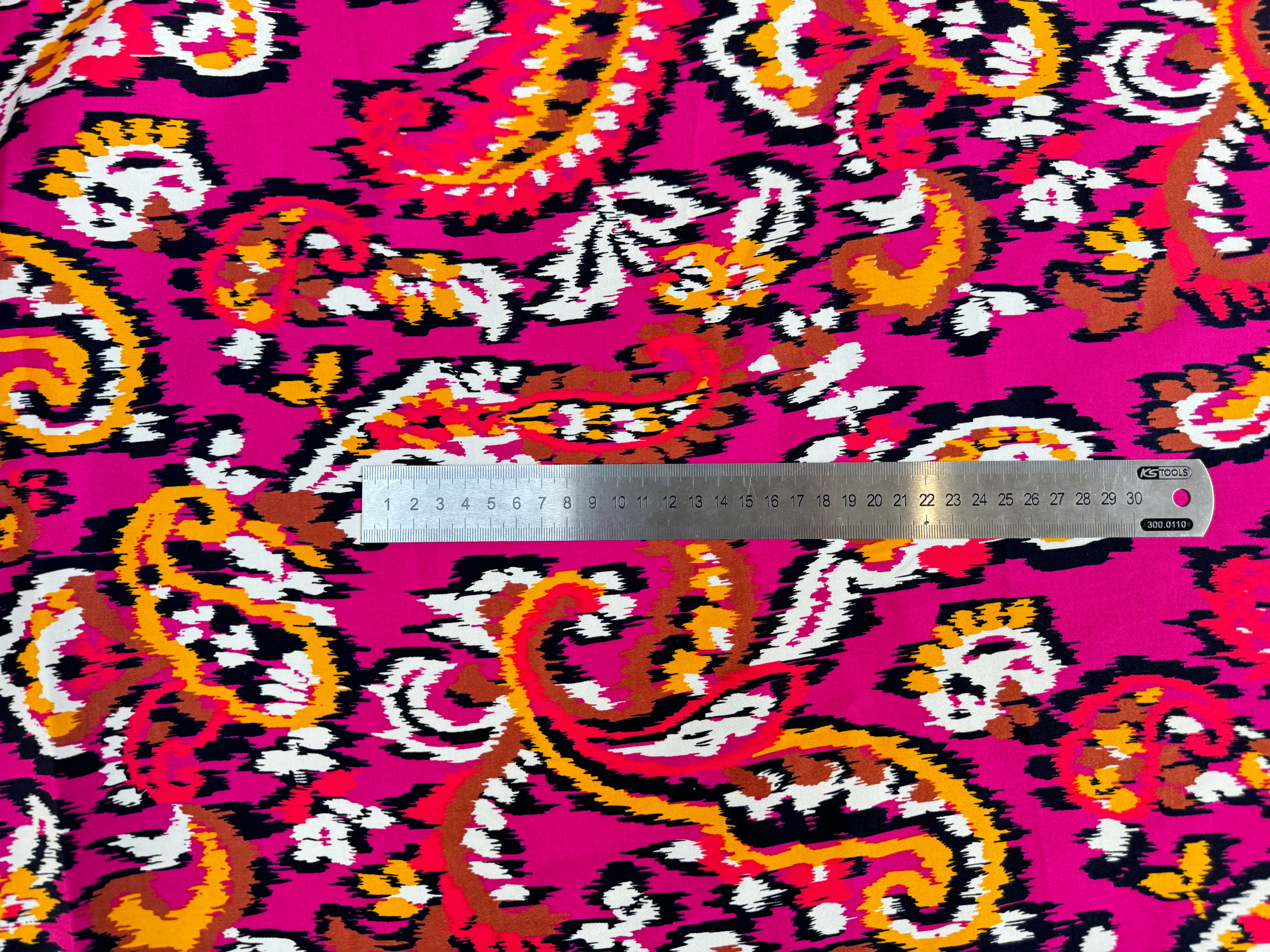 SATIN DE COTON TISSU IMPRIMÉ ABSTRAIT FUCHSIA - My Little Coupon