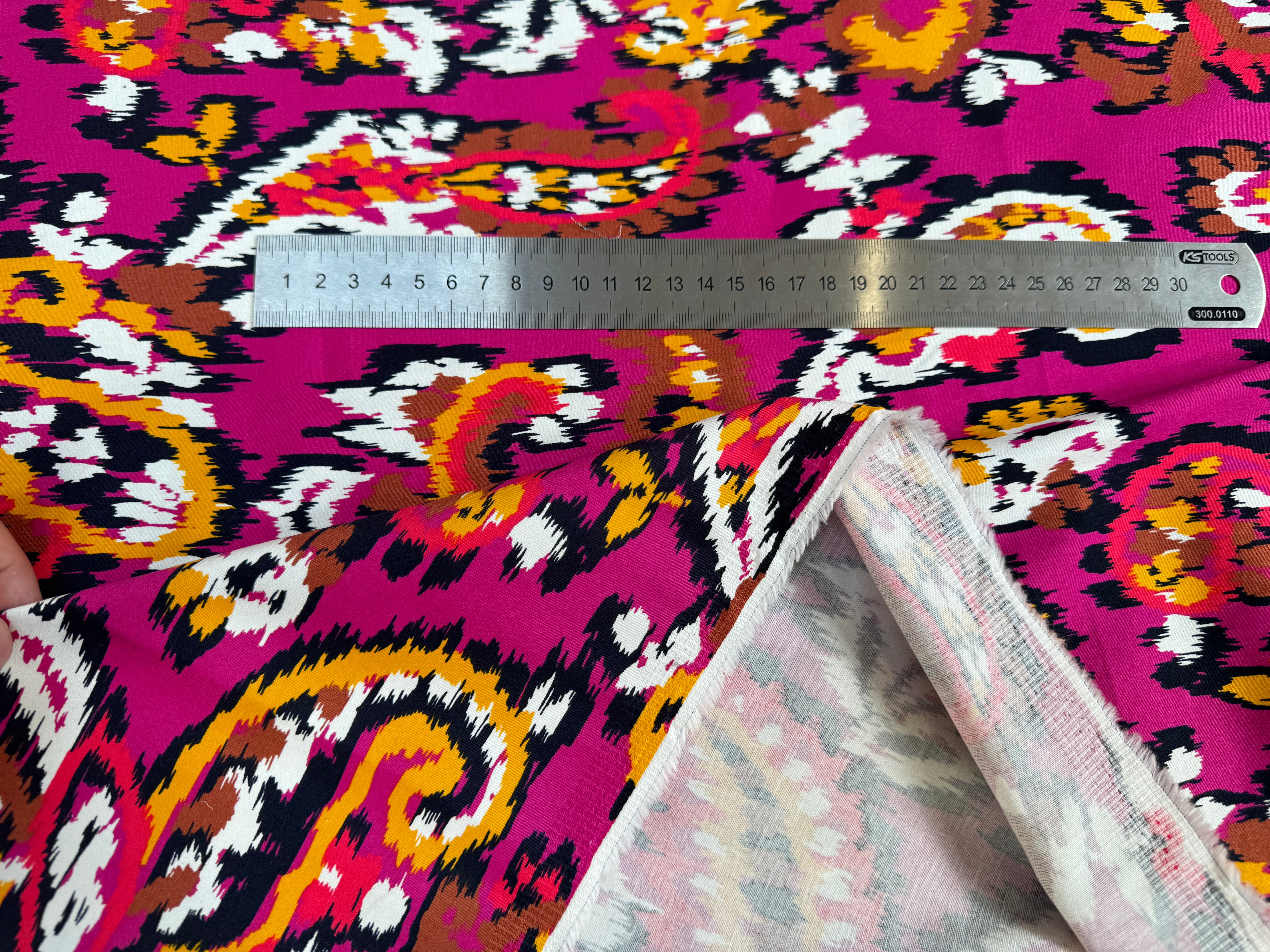 SATIN DE COTON TISSU IMPRIMÉ ABSTRAIT FUCHSIA - My Little Coupon