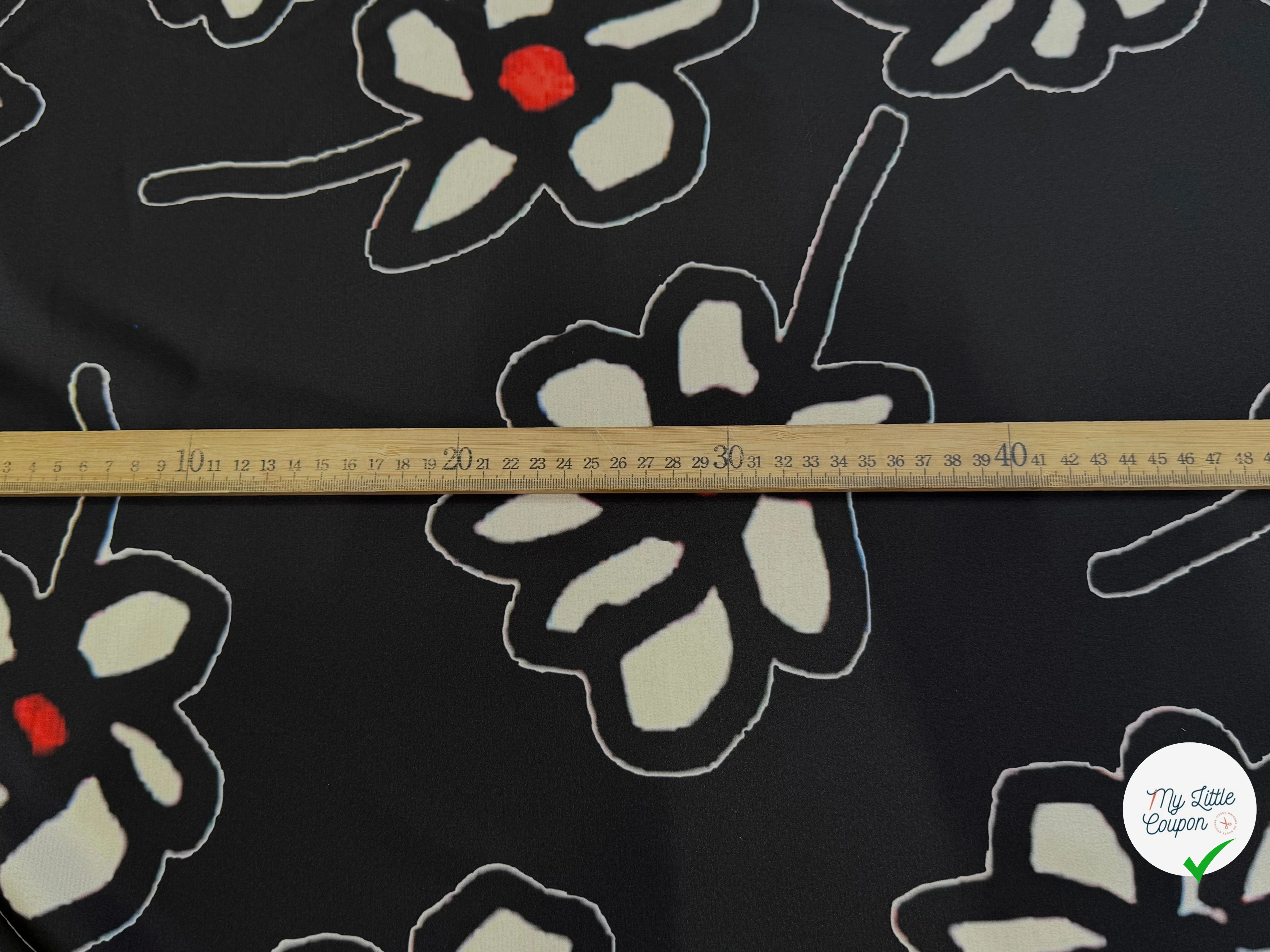 SATIN DE POLYESTER IMPRIMÉ MARGUERITES FOND NOIR - My Little Coupon