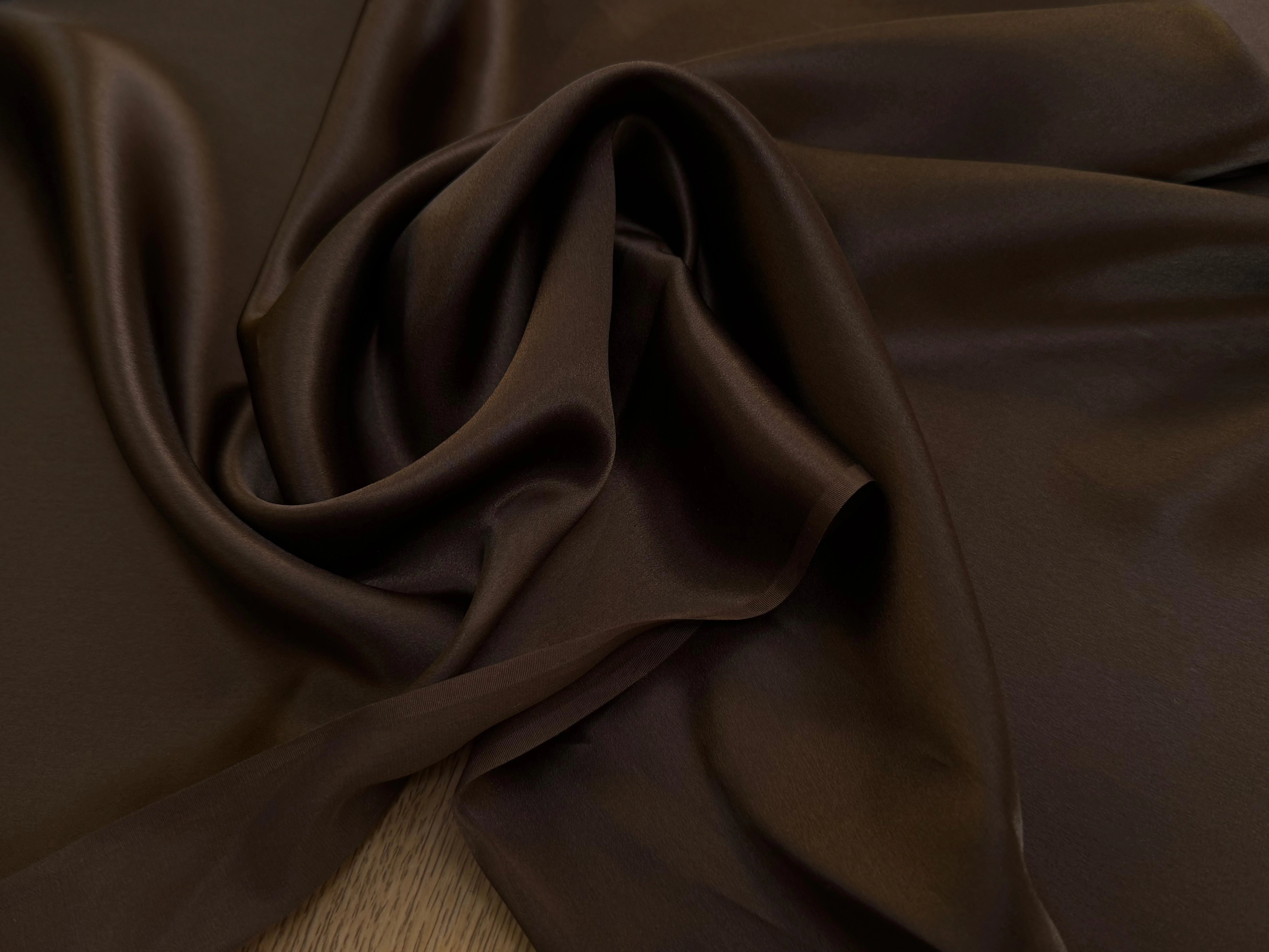 SATIN DE SOIE FLUIDE MARRON FONCÉ 110CM - My Little Coupon
