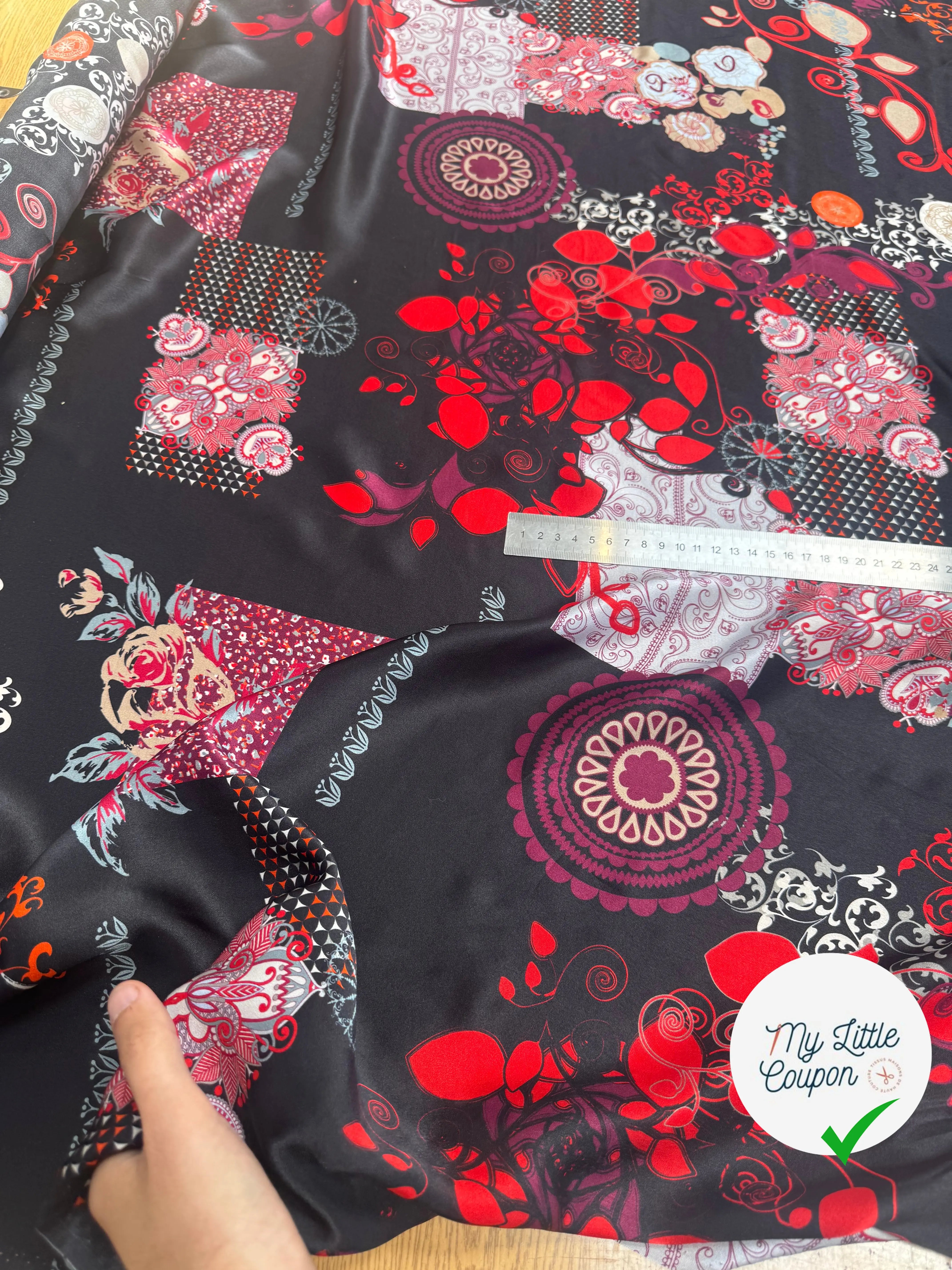 SATIN DE SOIE FOND NOIR MOTIFS ROUGE ET BLANC - My Little Coupon