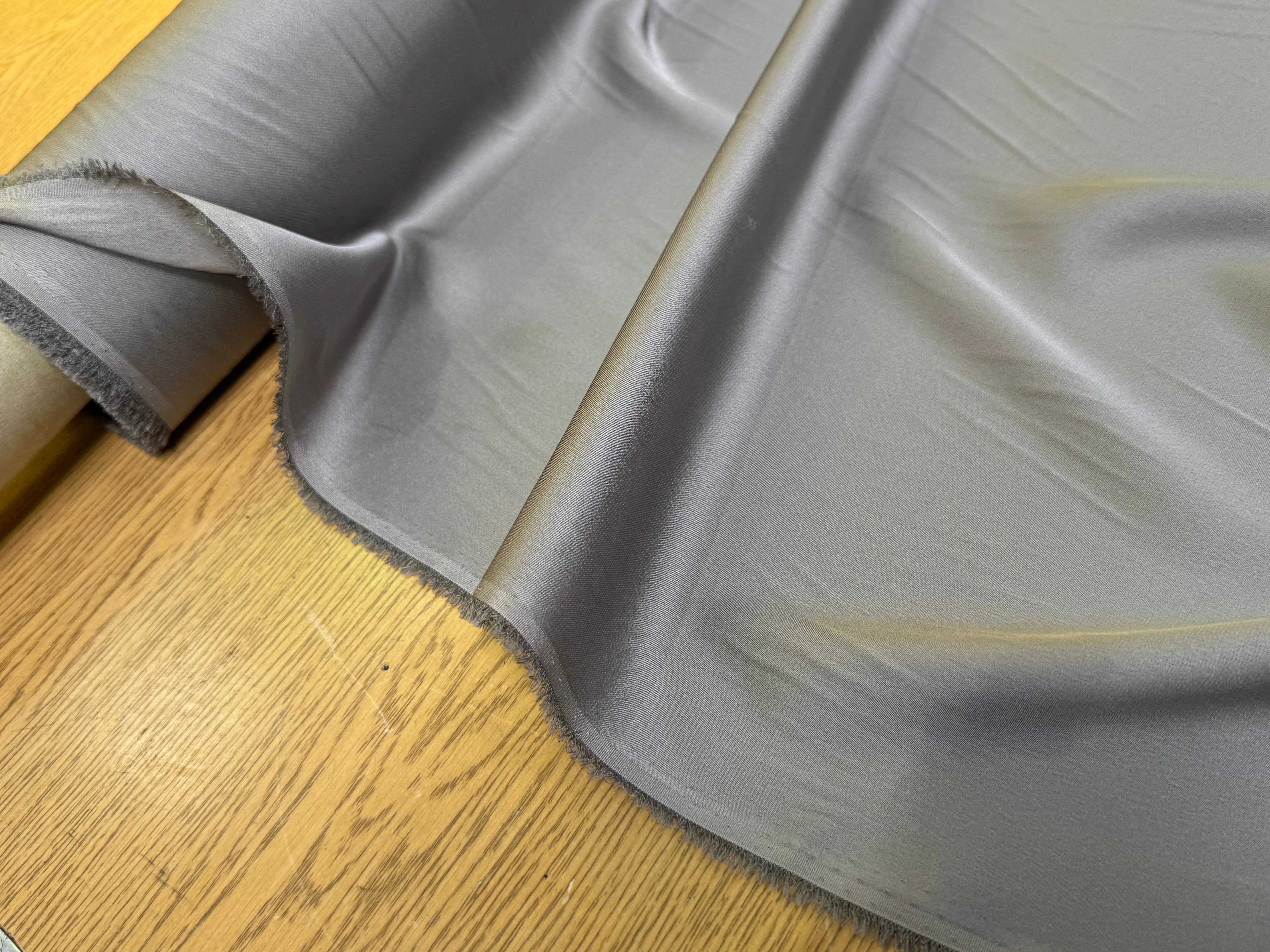 SATIN DE SOIE LOURD STRETCH 22 MOMME GRIS MÉTAL - My Little Coupon