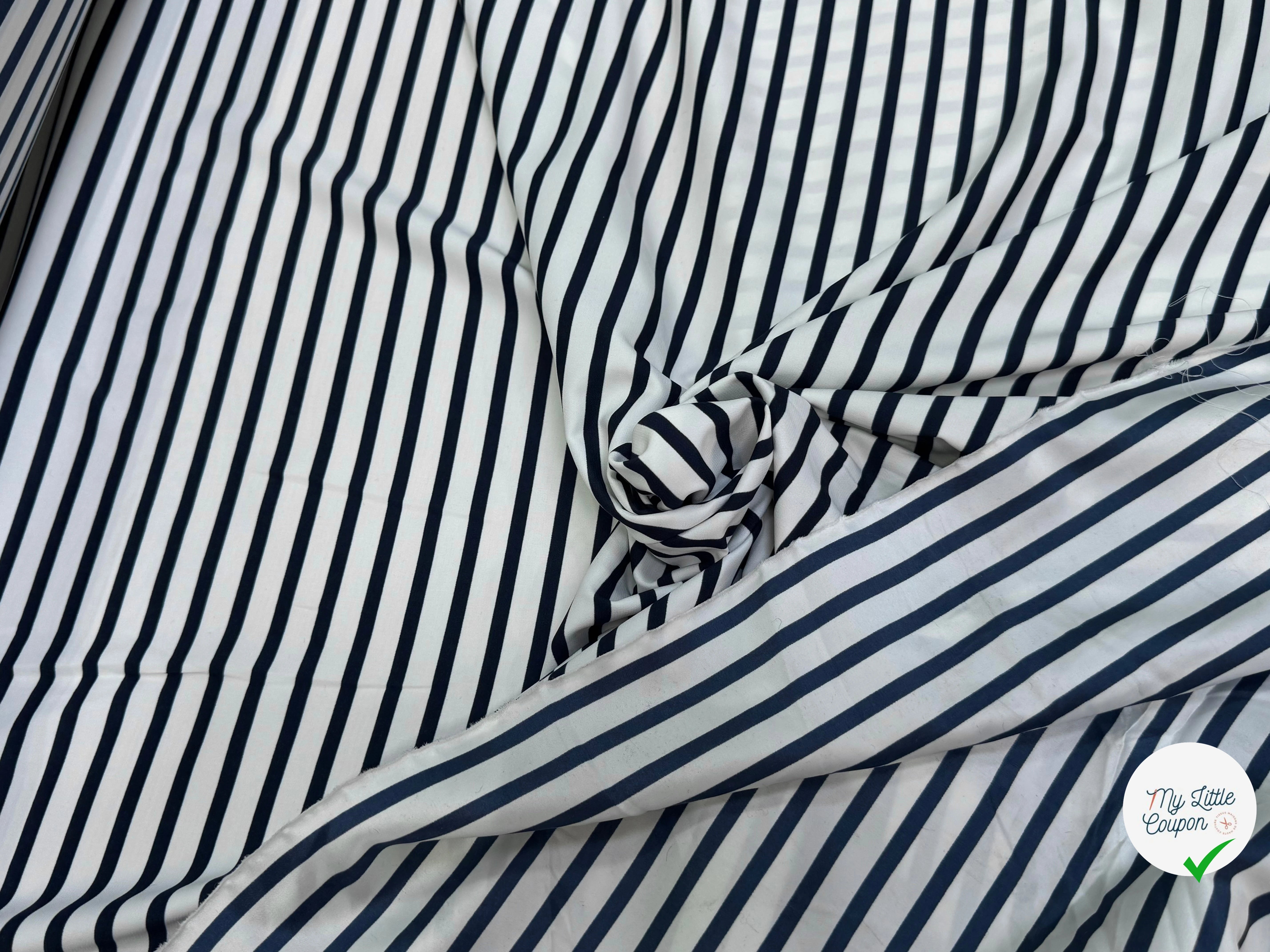 SATIN FLUIDE RAYURES BLEUES HORIZONTALES FOND ÉCRU STRETCH - My Little Coupon