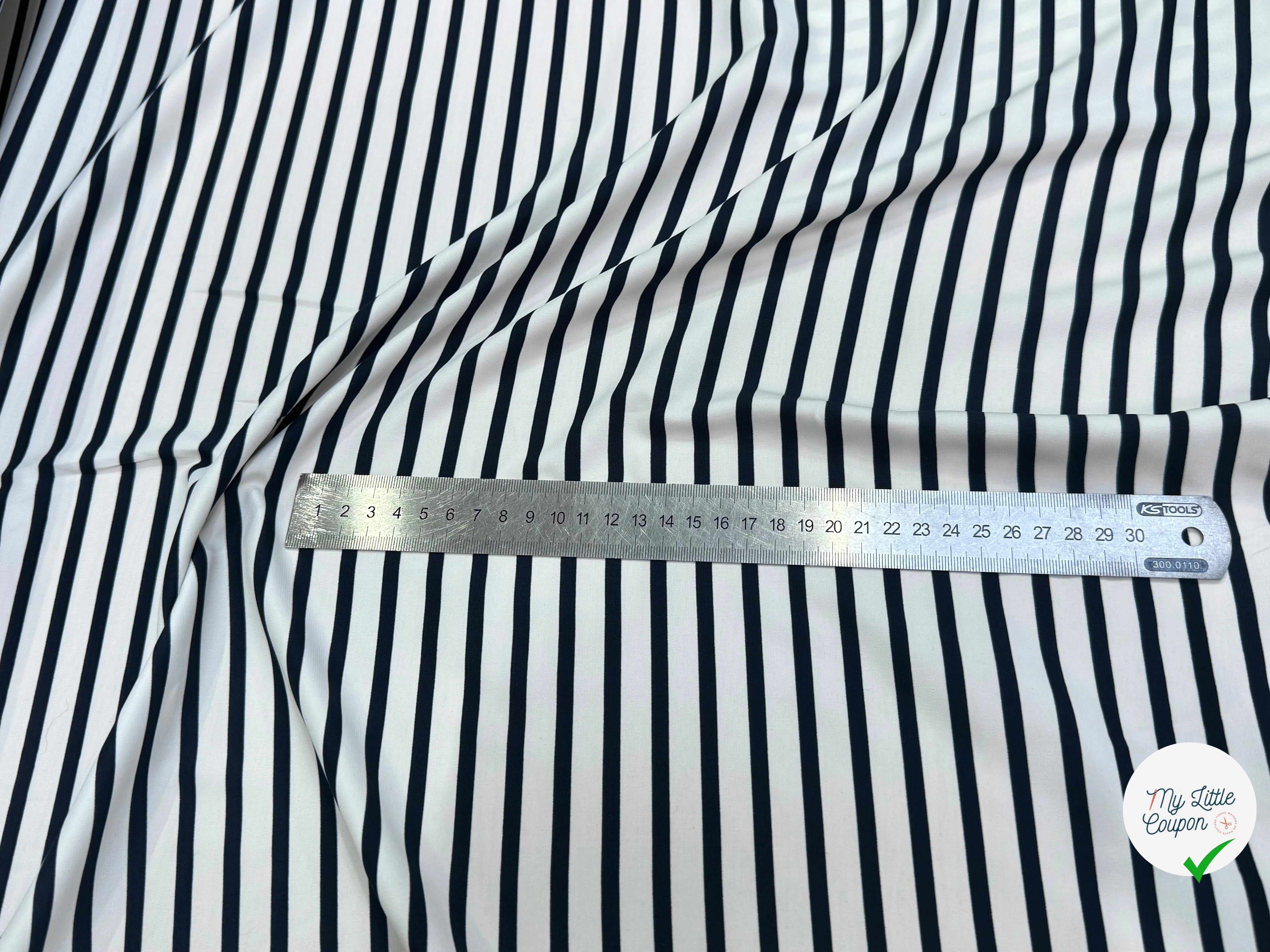 SATIN FLUIDE RAYURES BLEUES HORIZONTALES FOND ÉCRU STRETCH - My Little Coupon