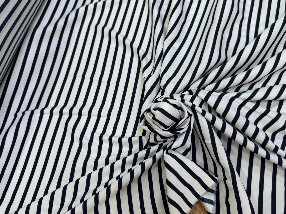 SATIN FLUIDE RAYURES BLEUES HORIZONTALES FOND ÉCRU STRETCH - My Little Coupon