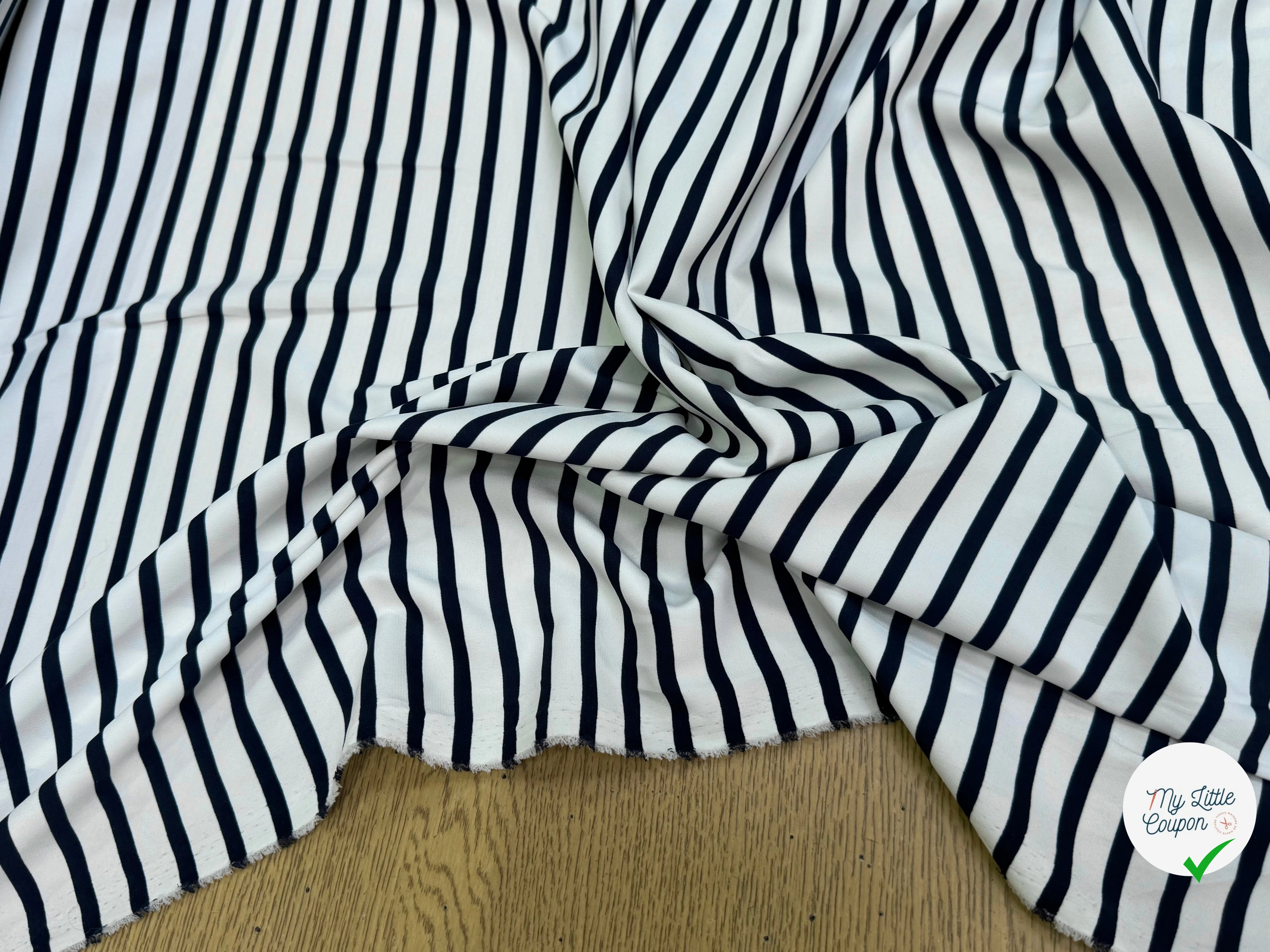 SATIN FLUIDE RAYURES BLEUES HORIZONTALES FOND ÉCRU STRETCH - My Little Coupon