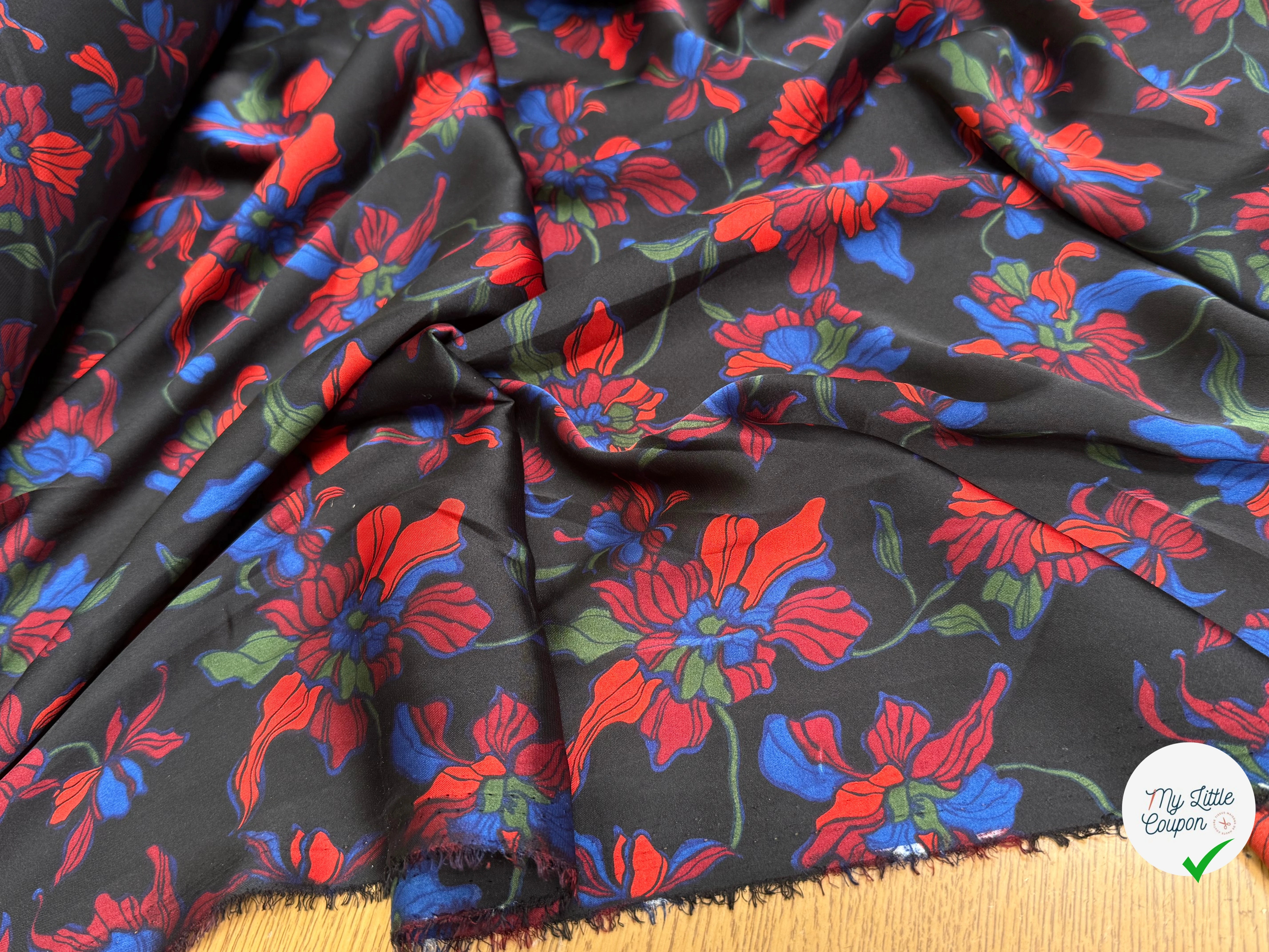 SATIN FLUIDE ULTRA BEAU À GROSSES FLEURS SUR FOND NOIR - My Little Coupon