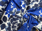 SATIN FOND BLANC MOTIFS GROSSES FLEURS BLEU - My Little Coupon