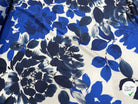 SATIN FOND BLANC MOTIFS GROSSES FLEURS BLEU - My Little Coupon