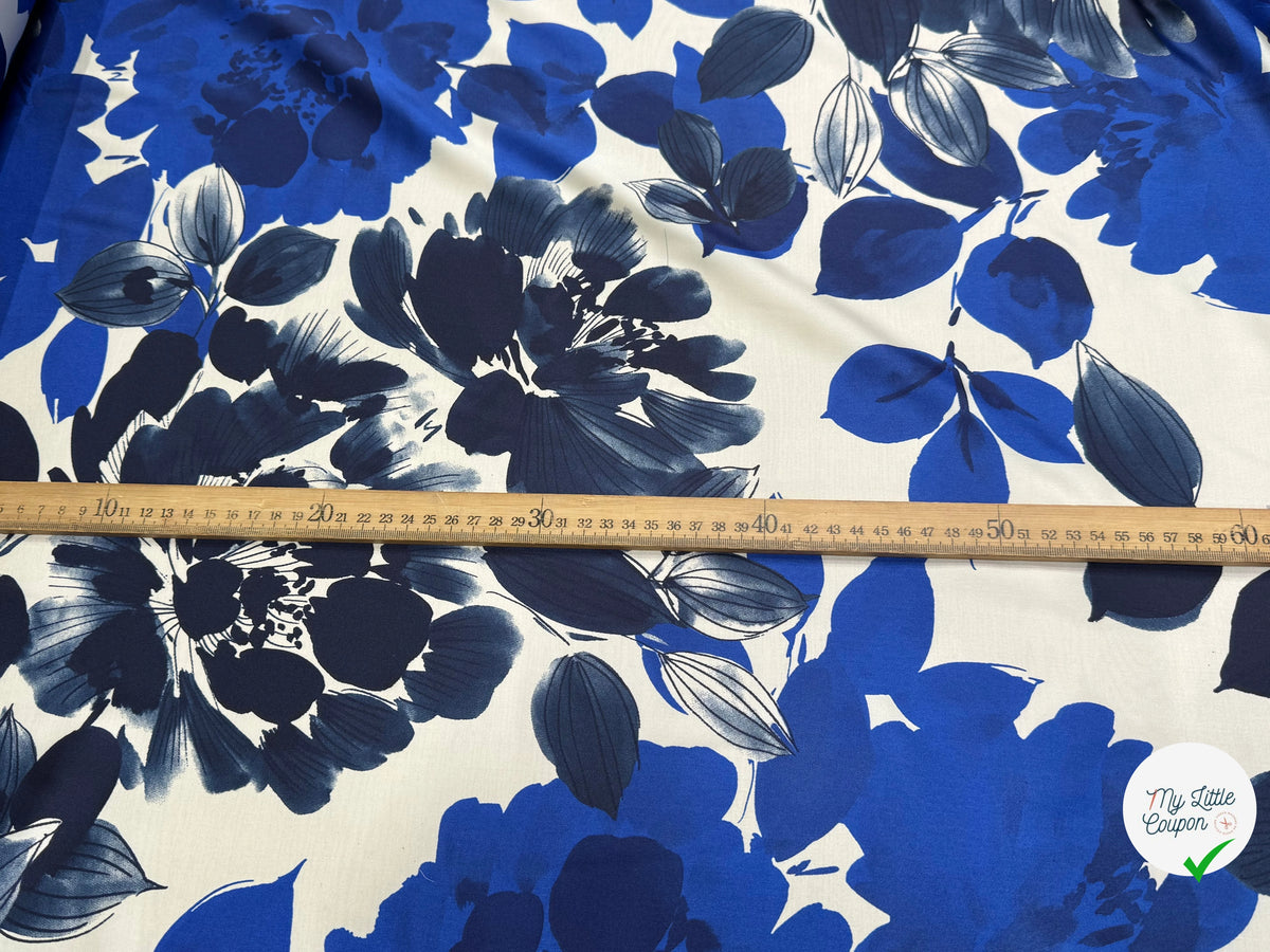 SATIN FOND BLANC MOTIFS GROSSES FLEURS BLEU - My Little Coupon