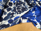 SATIN FOND BLANC MOTIFS GROSSES FLEURS BLEU - My Little Coupon