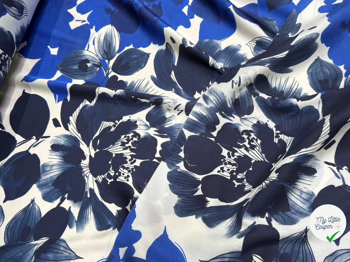 SATIN FOND BLANC MOTIFS GROSSES FLEURS BLEU - My Little Coupon
