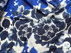 SATIN FOND BLANC MOTIFS GROSSES FLEURS BLEU - My Little Coupon