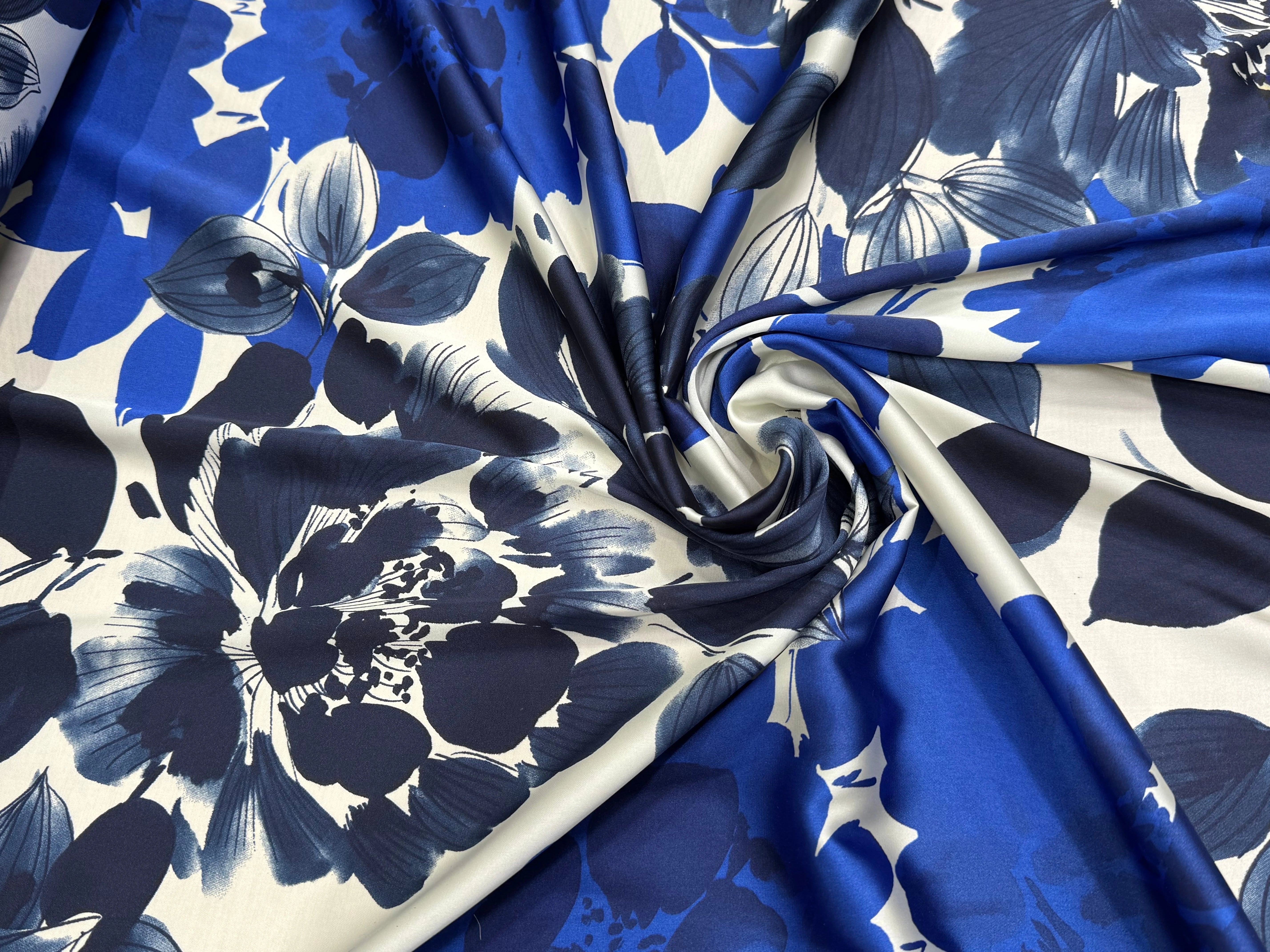 SATIN FOND BLANC MOTIFS GROSSES FLEURS BLEU - My Little Coupon
