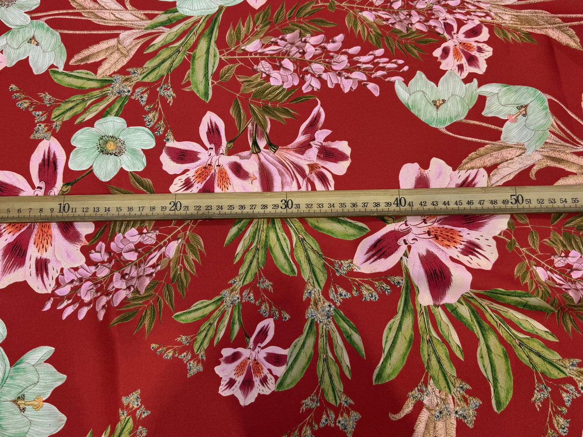 SATIN GARDEN ROUGE GROSSES FLEURS ROSES ET FEUILLAGE VERT - My Little Coupon