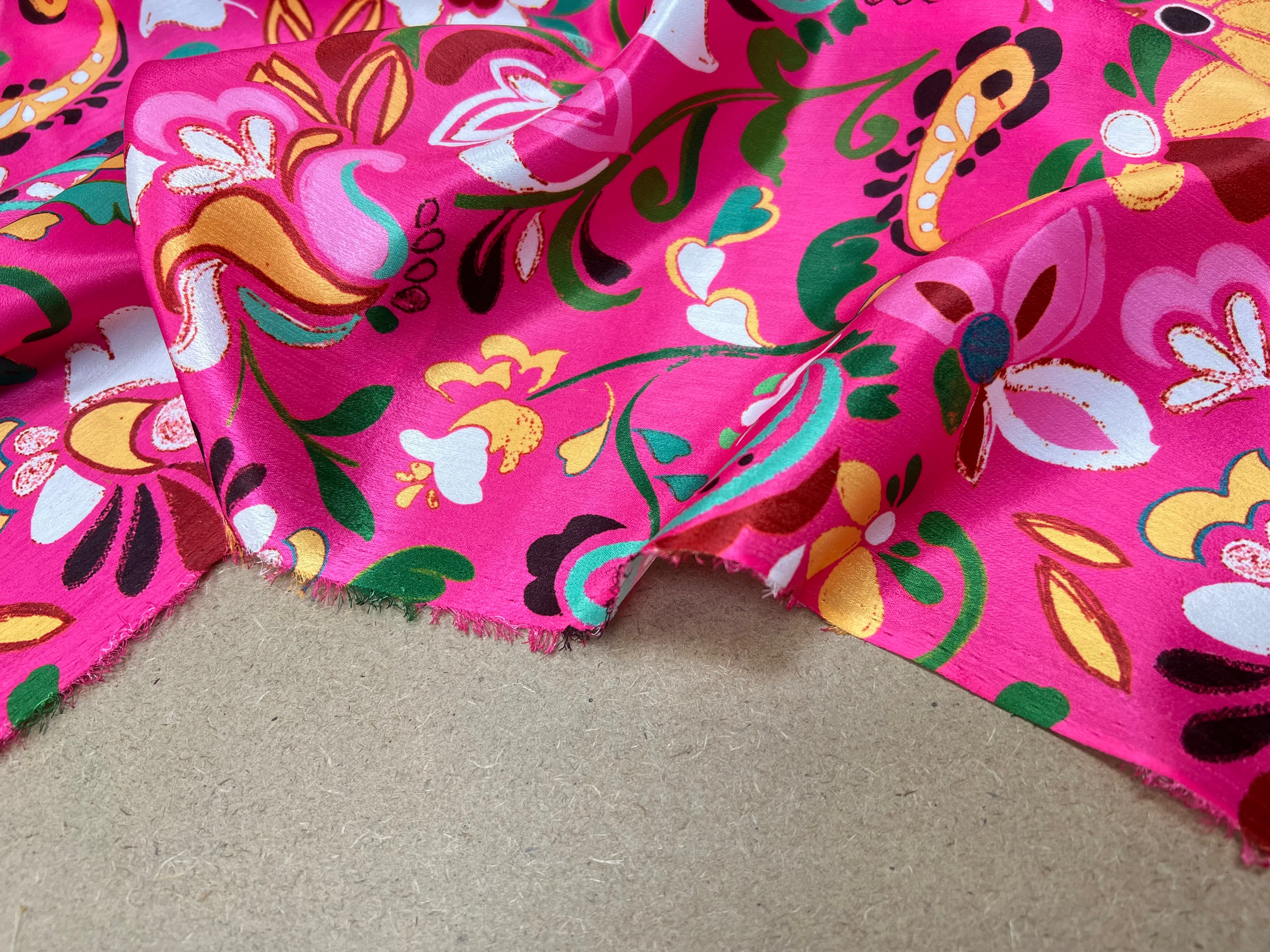 SATIN VELOUTÉ DE JOLIES FLEURS FOND ROSE - My Little Coupon