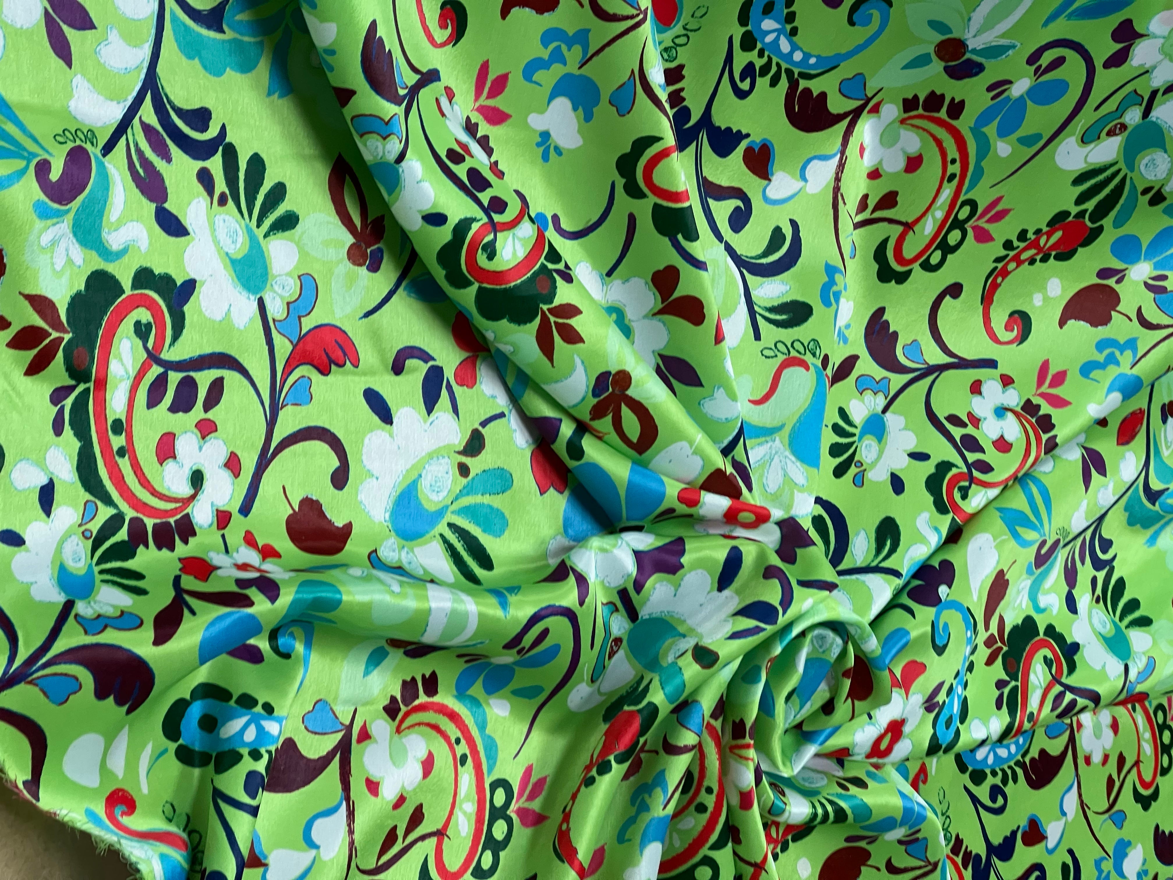 SATIN VELOUTÉ DE JOLIES FLEURS FOND VERT - My Little Coupon