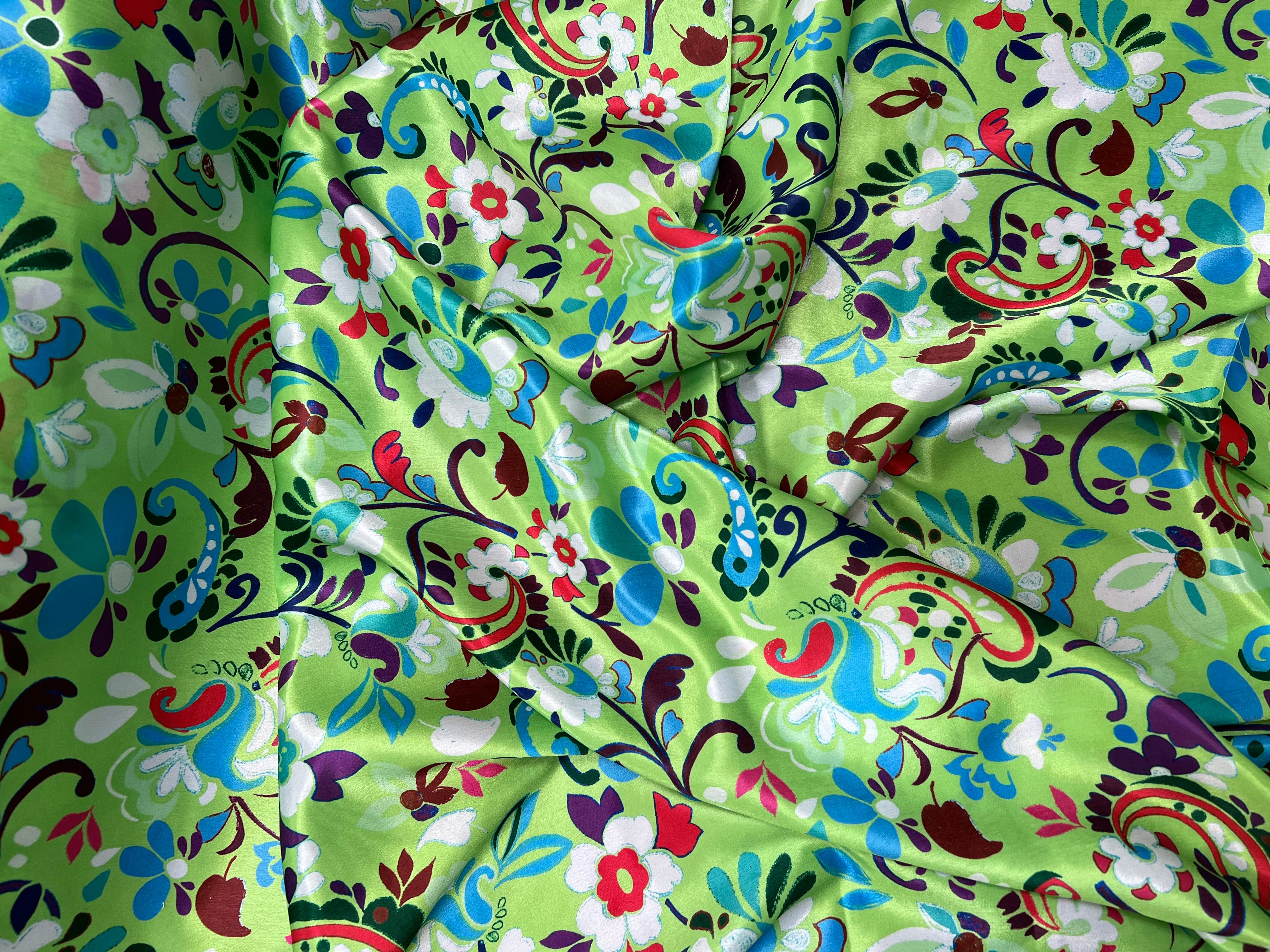 SATIN VELOUTÉ DE JOLIES FLEURS FOND VERT - My Little Coupon