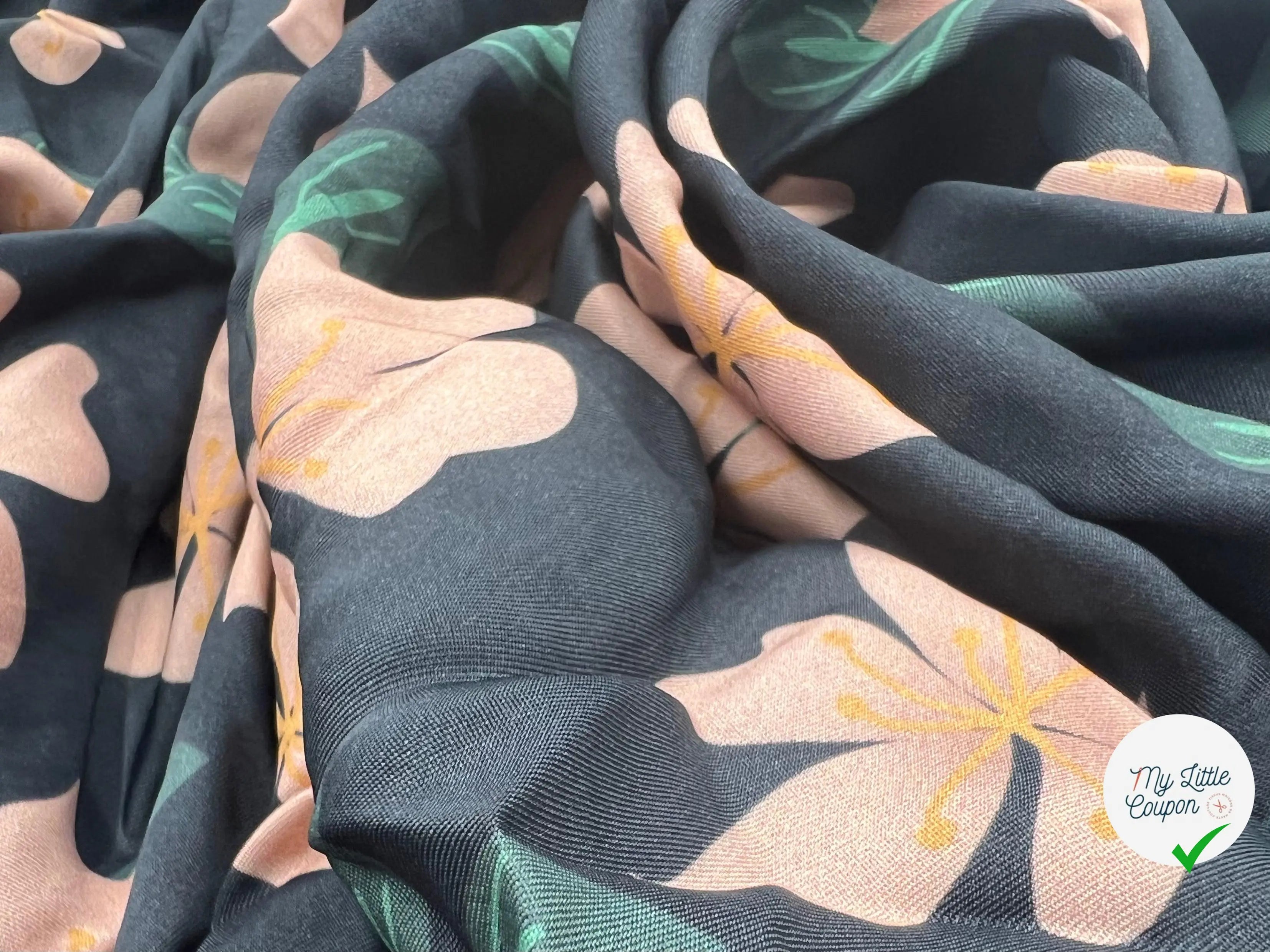 SATIN VISCOSE FINEMENT SERGÉ FLEURS BLUSH SUR FOND NOIR - My Little Coupon - tissu - coudre