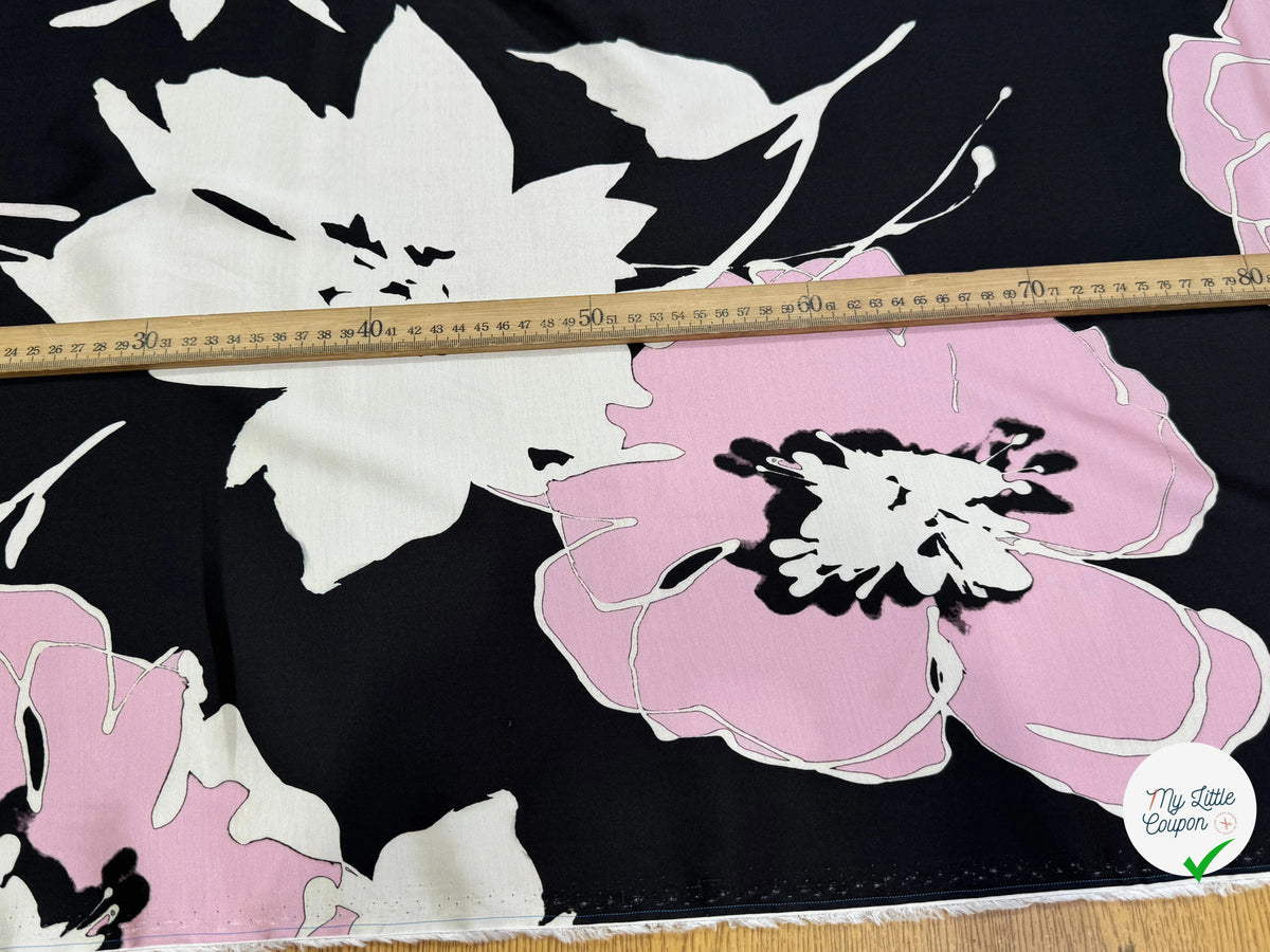 SATIN VISCOSE FLUIDE ET DOUCE FOND NOIR CHIC GROSSES FLEURS - My Little Coupon