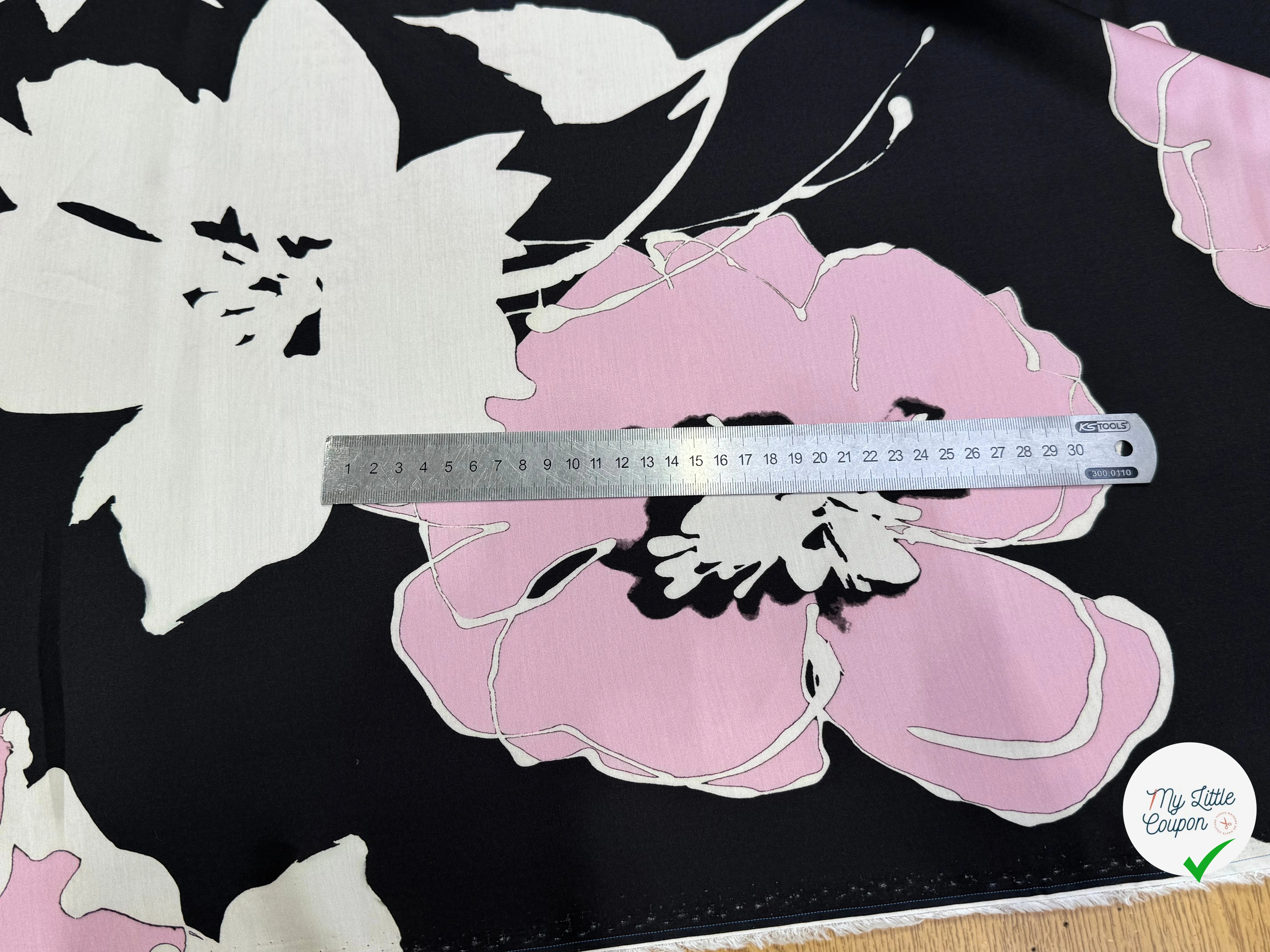 SATIN VISCOSE FLUIDE ET DOUCE FOND NOIR CHIC GROSSES FLEURS - My Little Coupon
