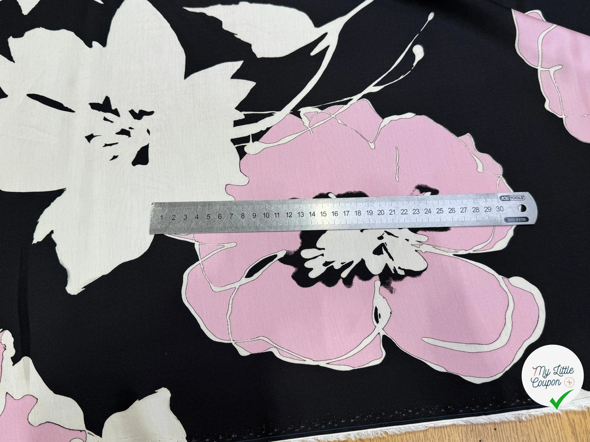 SATIN VISCOSE FLUIDE ET DOUCE FOND NOIR CHIC GROSSES FLEURS - My Little Coupon