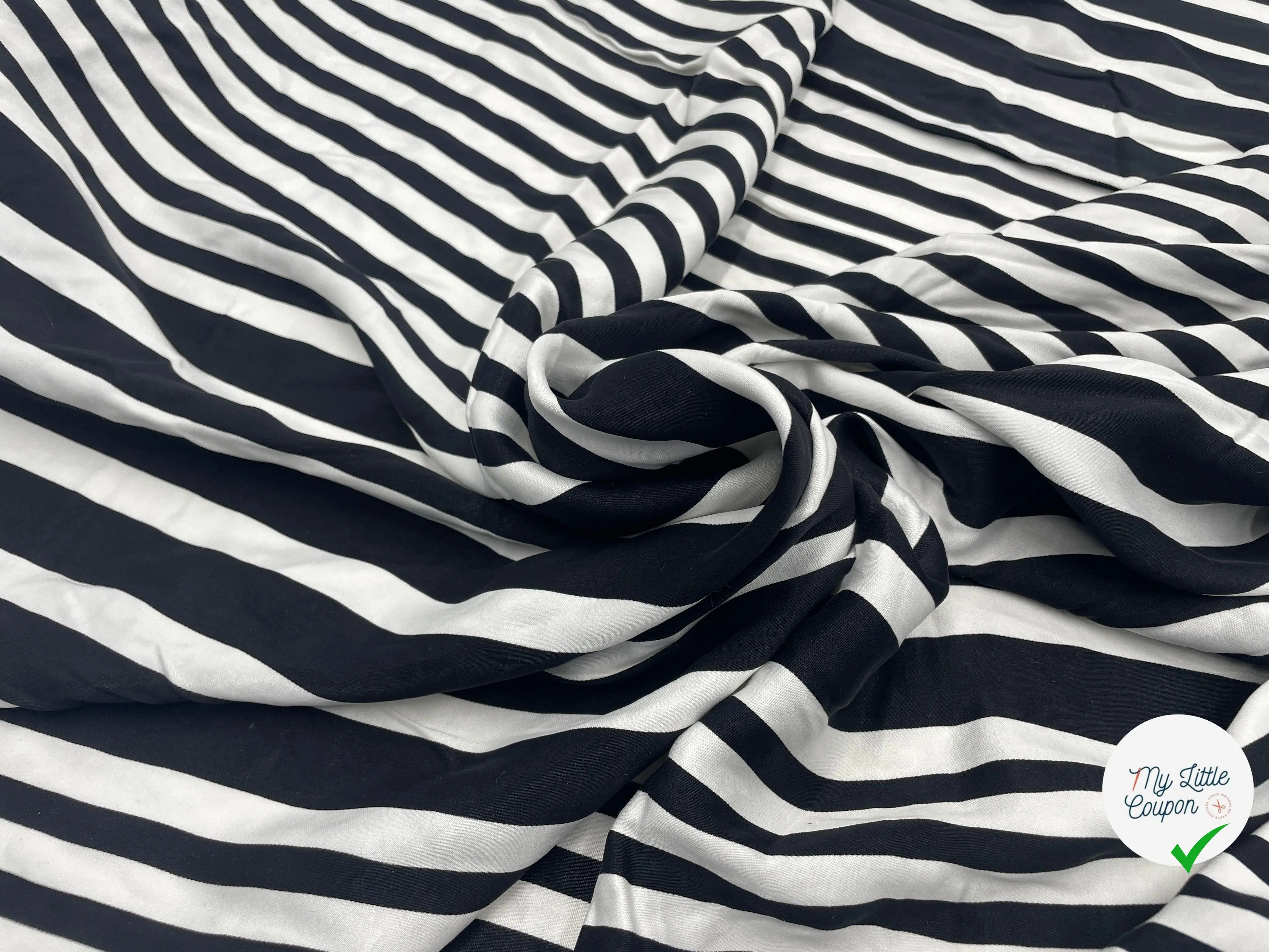 SATIN VISCOSE IMPRIMÉ RAYURES BAYARDÈRE NOIRES - My Little Coupon - tissu - coudre