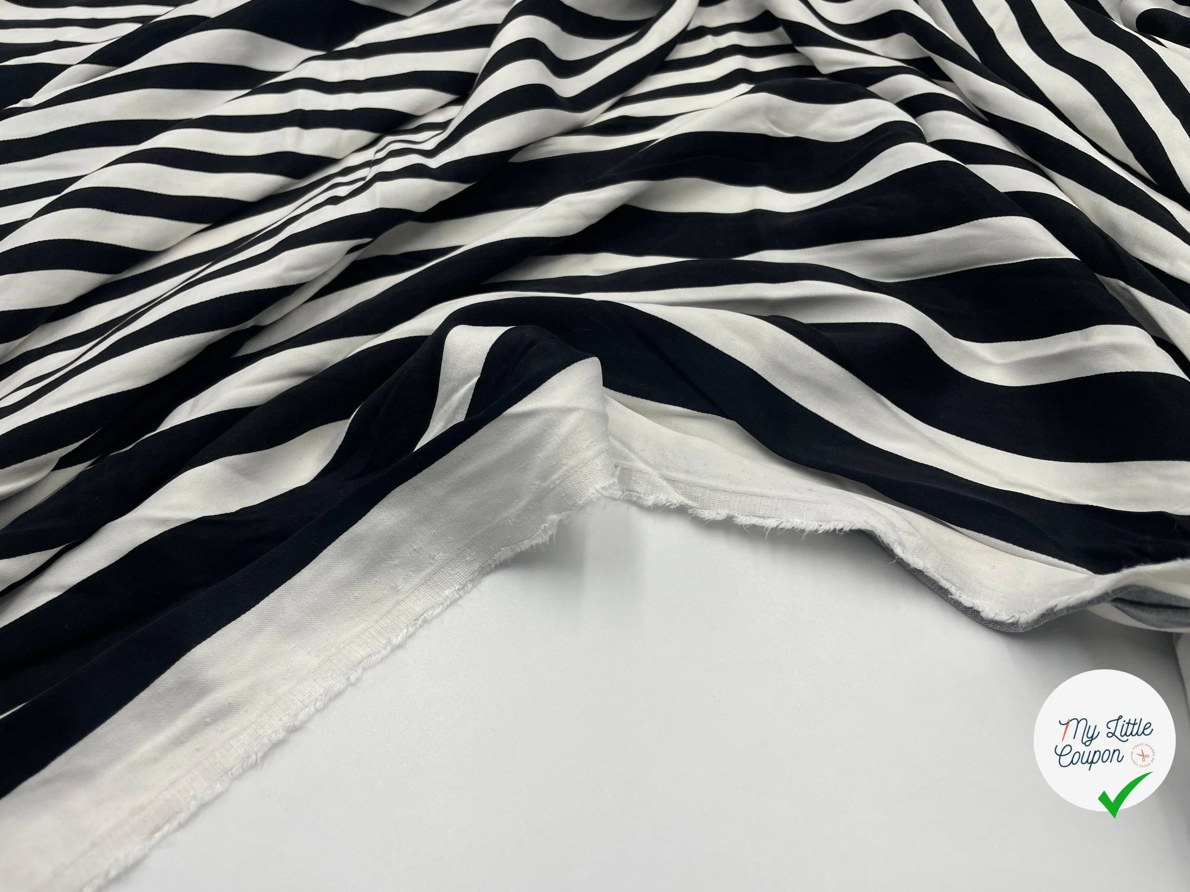 SATIN VISCOSE IMPRIMÉ RAYURES BAYARDÈRE NOIRES - My Little Coupon - tissu - coudre