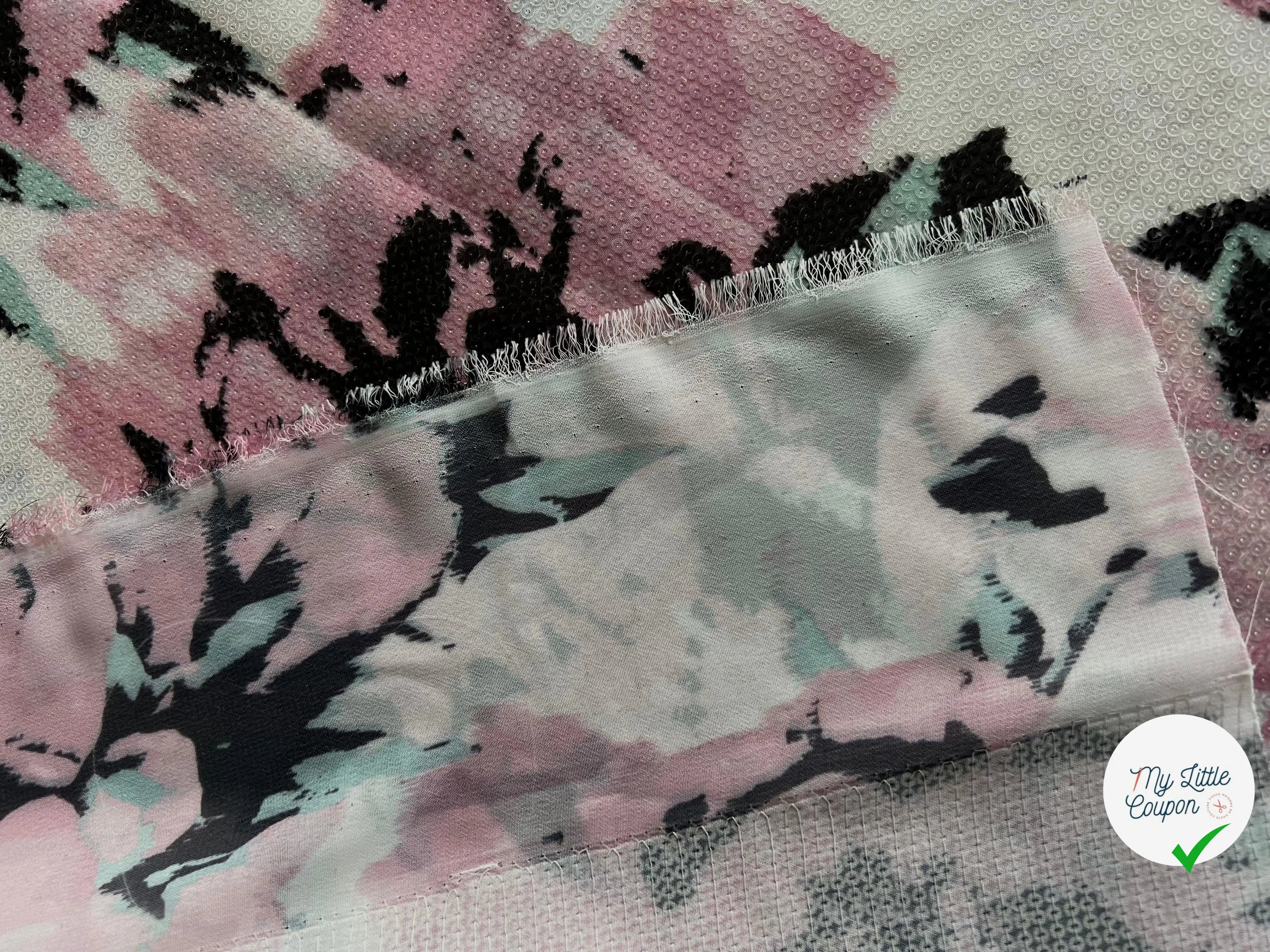 SEQUIN SUR IMPRESSION FLEURS FONDUES ROSE BLANC ET NOIR - My Little Coupon - tissu - coudre