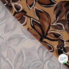 Sergé de viscose imprimé feuilles taupe - détail du motif