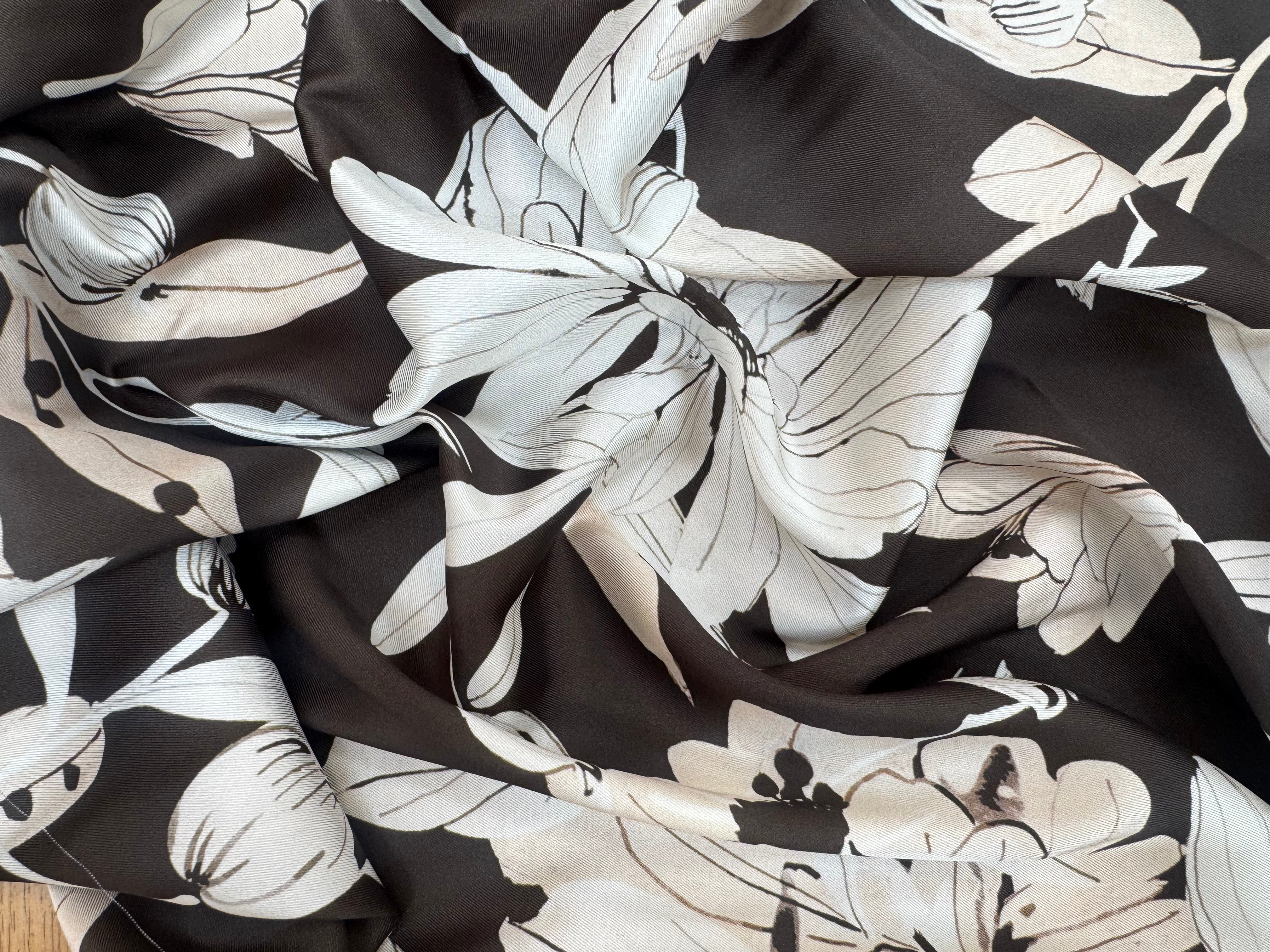 SERGE FLUIDE FOND KAKI AVEC FLEURS BLANCHES - My Little Coupon