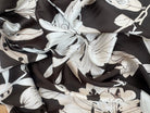 SERGE FLUIDE FOND KAKI AVEC FLEURS BLANCHES - My Little Coupon
