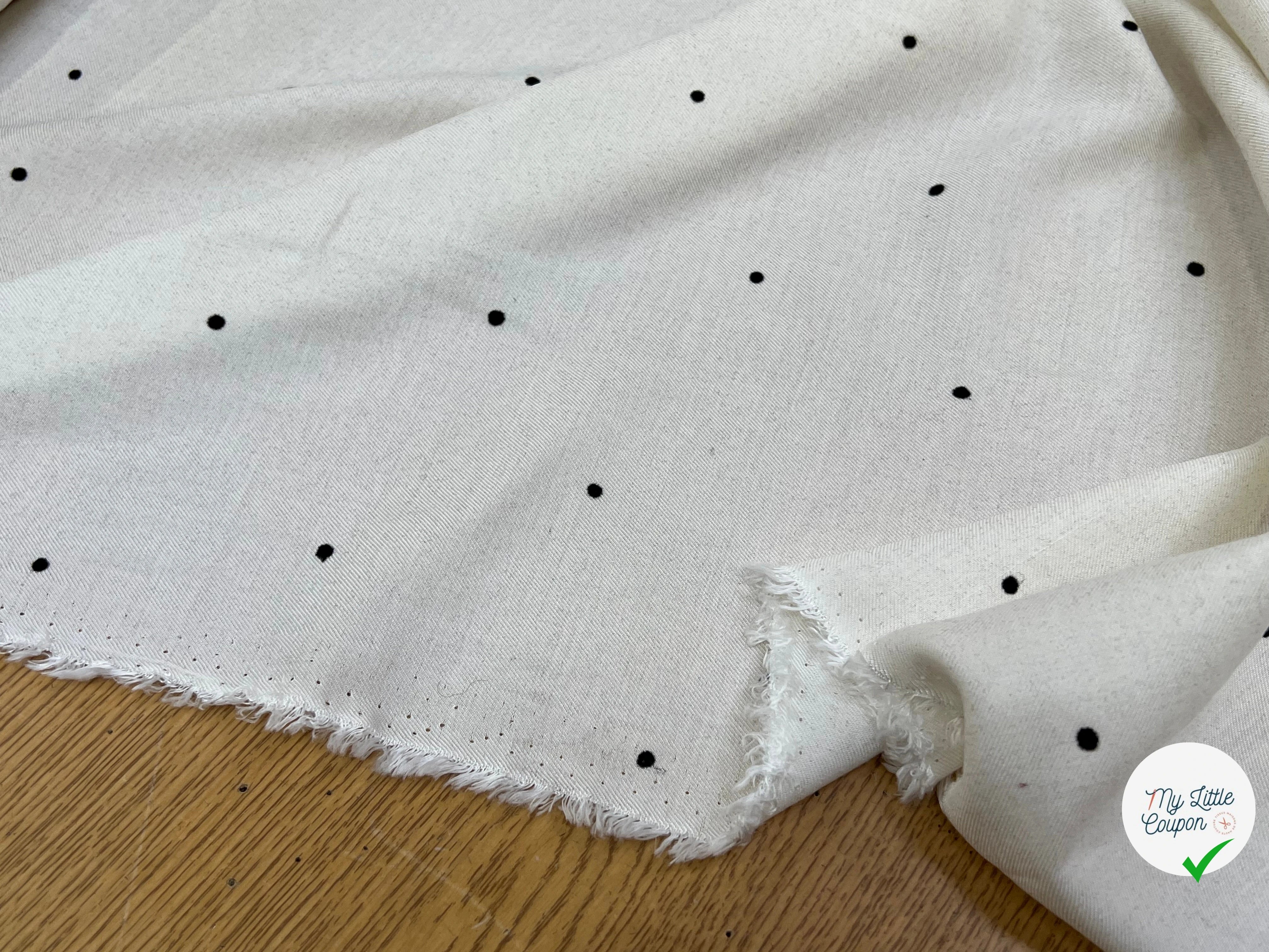 SERGÉ VISCOSE DUVETEUSE BLANC CASSÉ FLUIDE POIS NOIR - My Little Coupon
