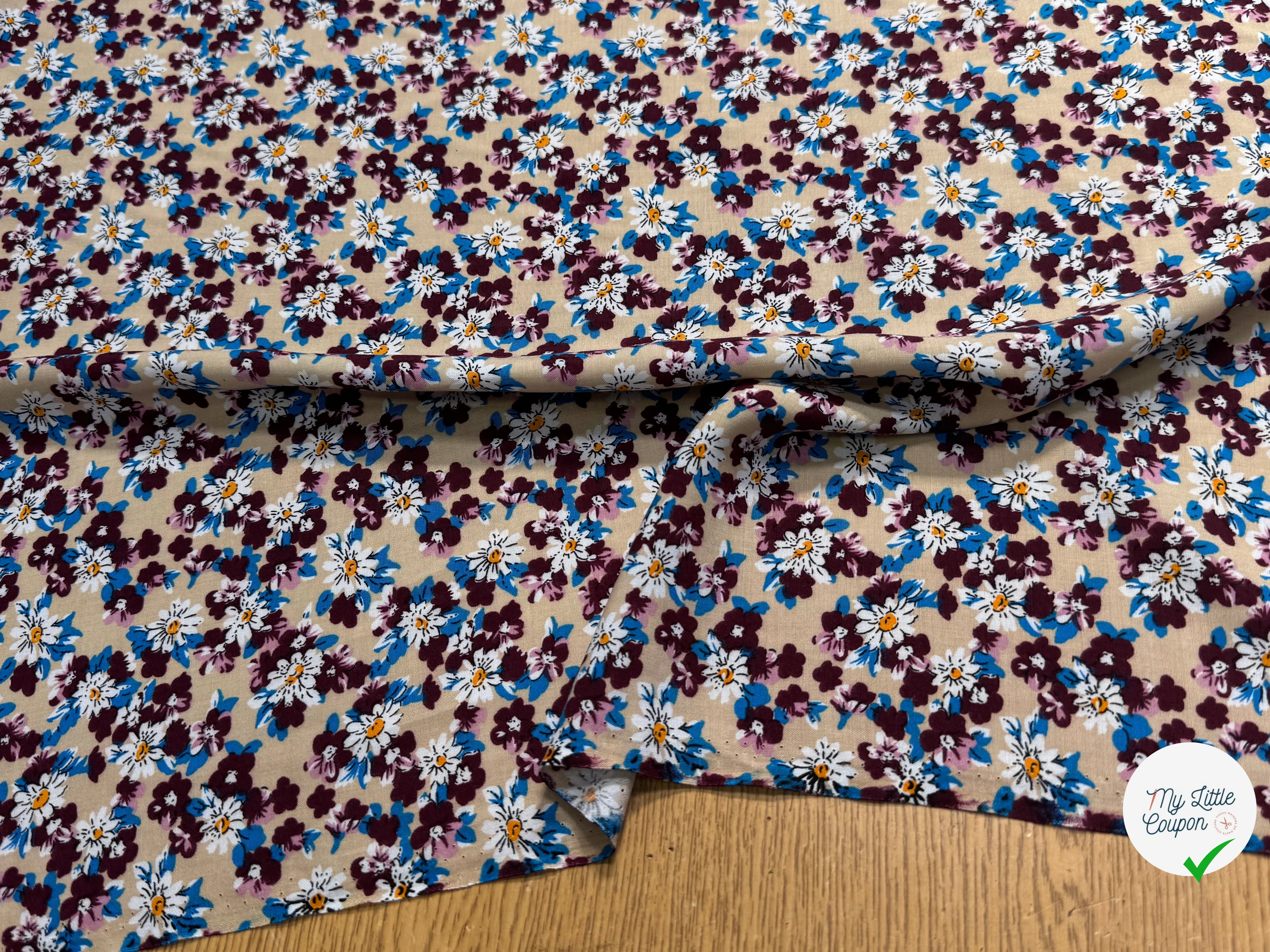 TISSU 100% VISCOSE FOND CAFÉ AU LAIT IMPRIMÉ BASE DE FLEURS - My Little Coupon